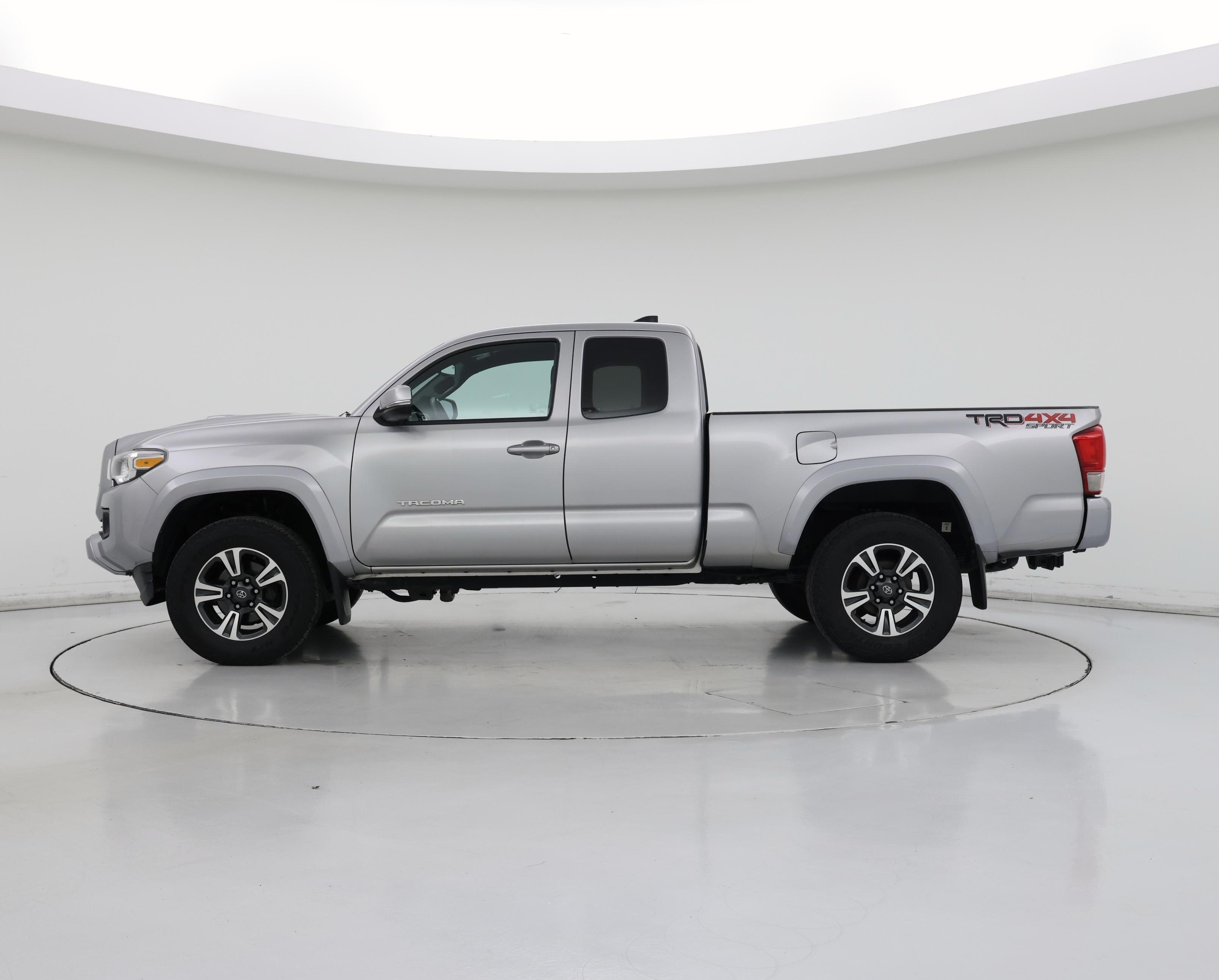 Thumbnail: 2016 Toyota Tacoma - 3