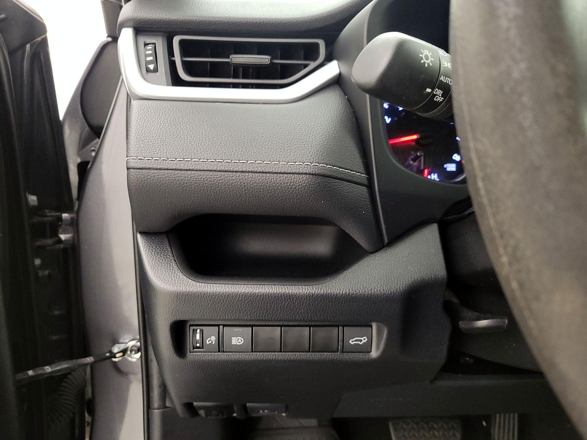 Thumbnail: 2021 Toyota RAV4 - 13