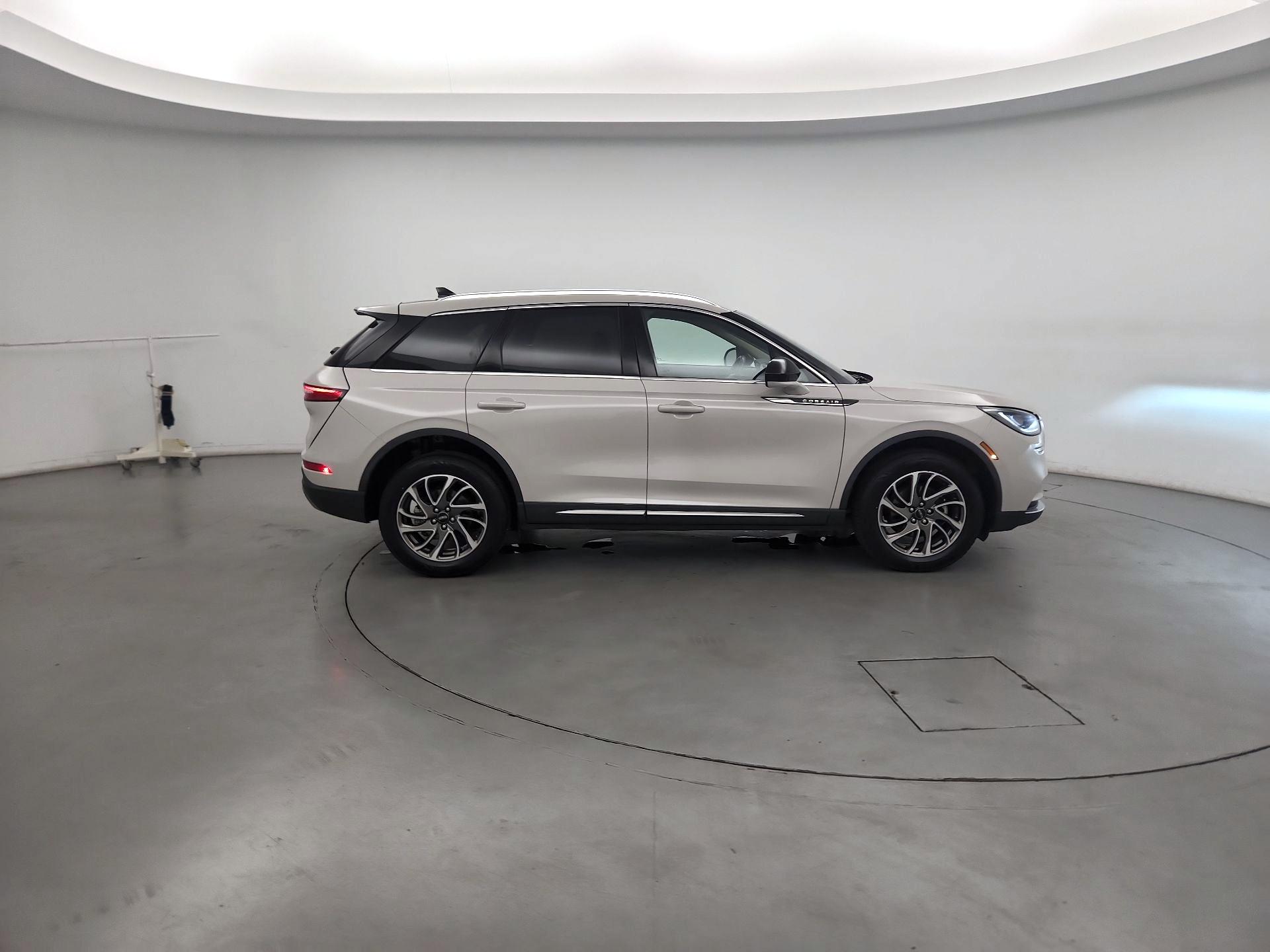 Thumbnail: 2021 Lincoln Corsair - 4