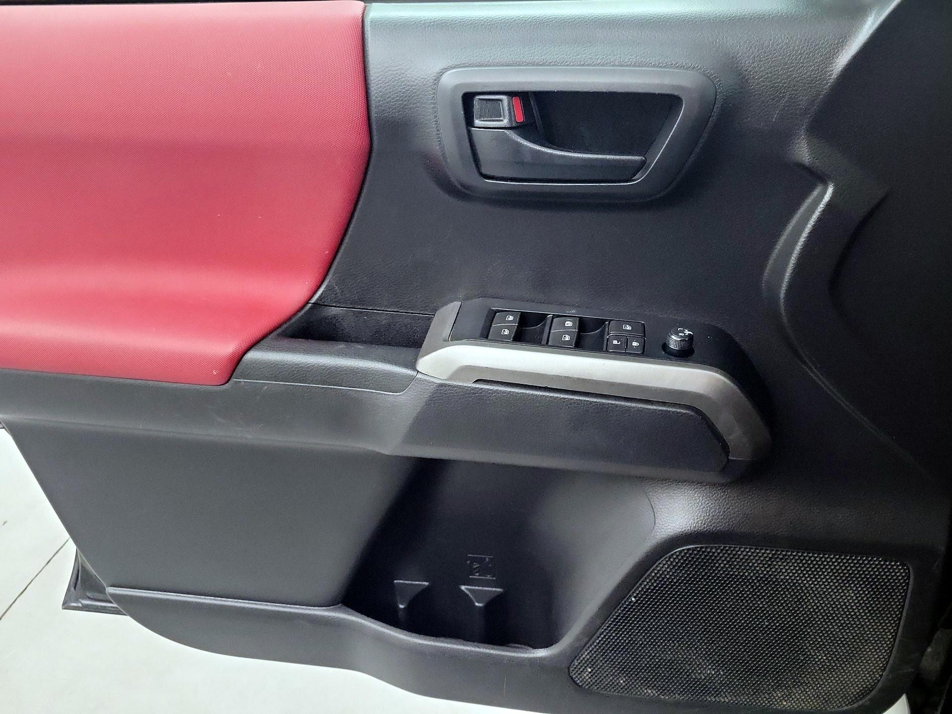 Thumbnail: 2022 Toyota Tacoma - 10