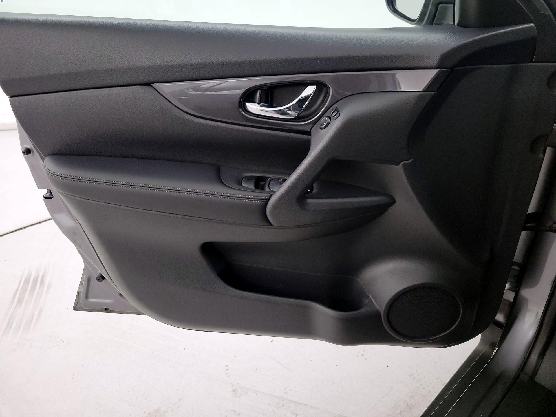 Thumbnail: 2017 Nissan Rogue - 12