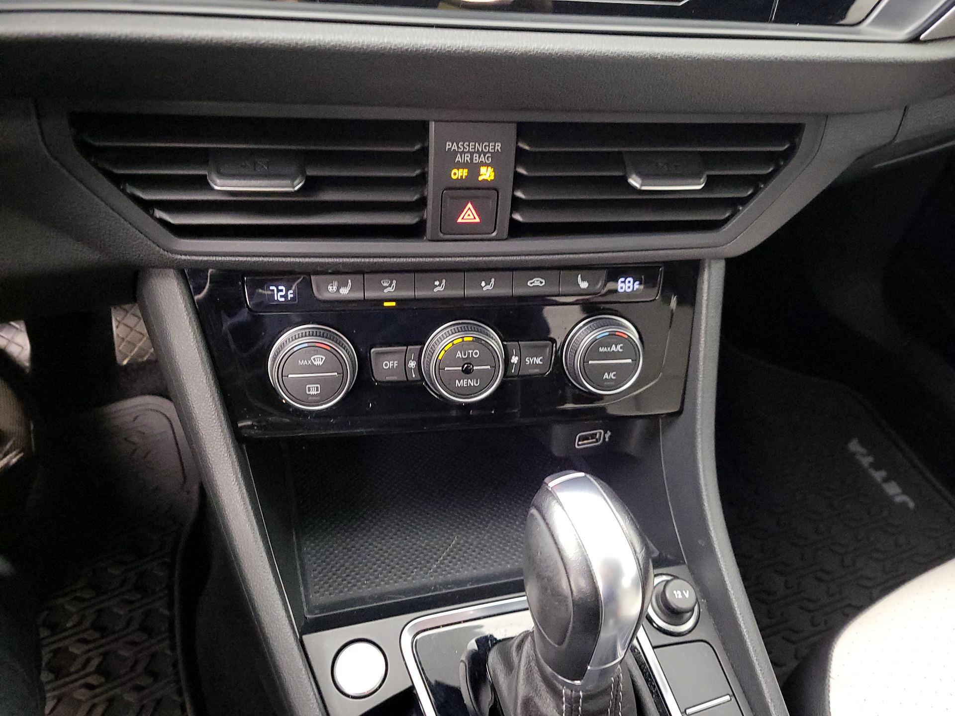 Thumbnail: 2019 Volkswagen Jetta - 16