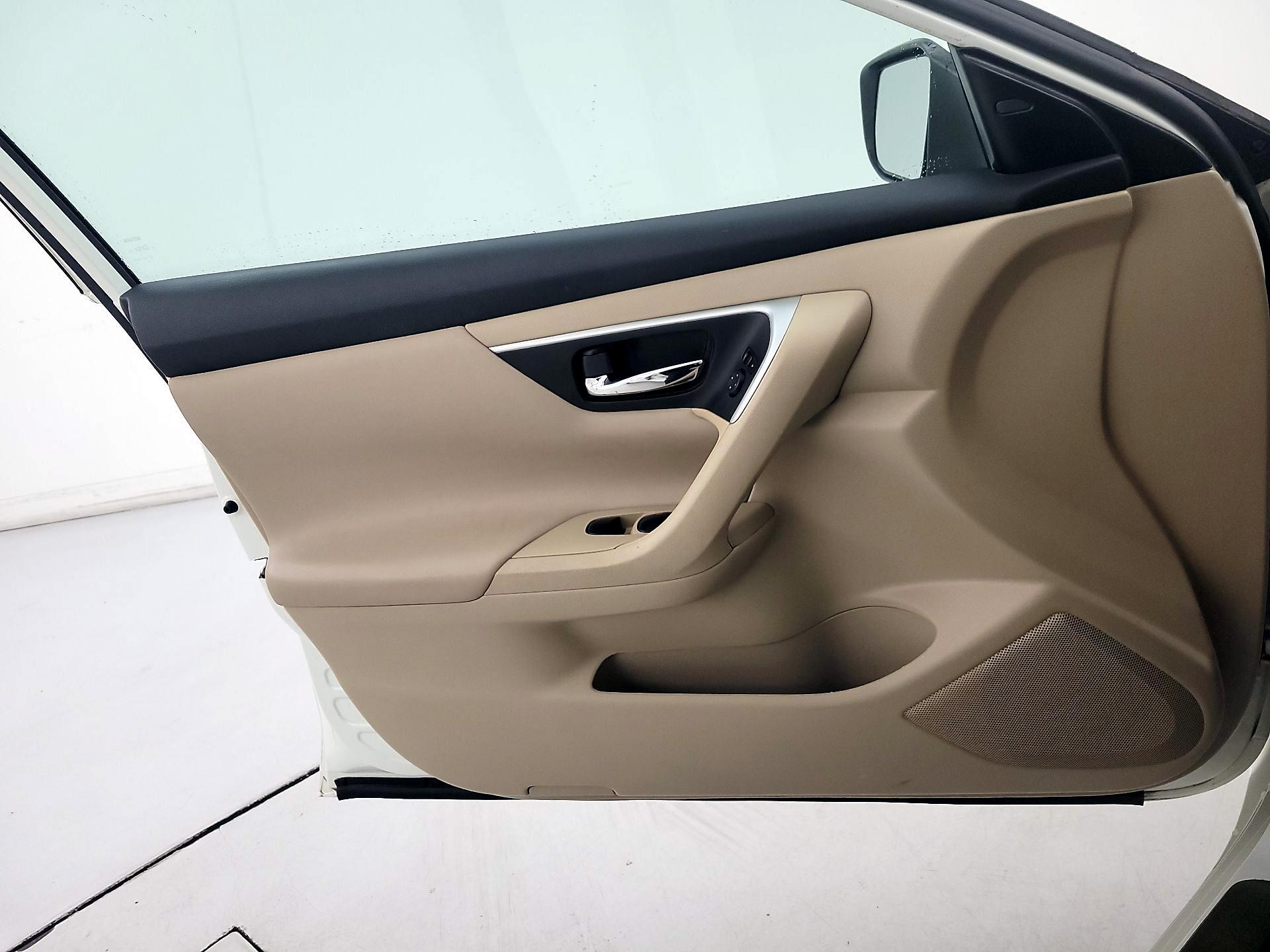 Thumbnail: 2017 Nissan Altima - 12