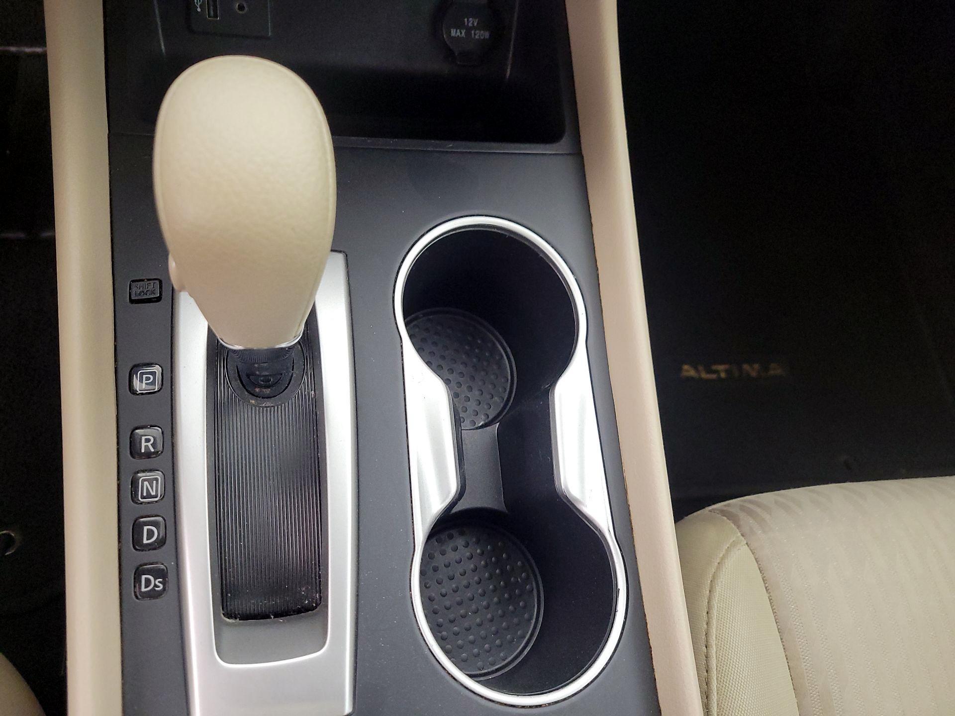 Thumbnail: 2017 Nissan Altima - 17