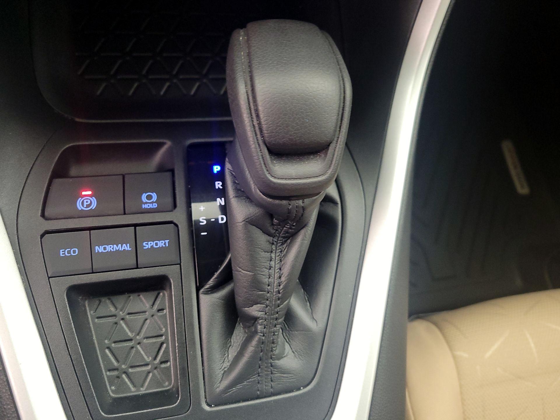 Thumbnail: 2021 Toyota RAV4 - 17