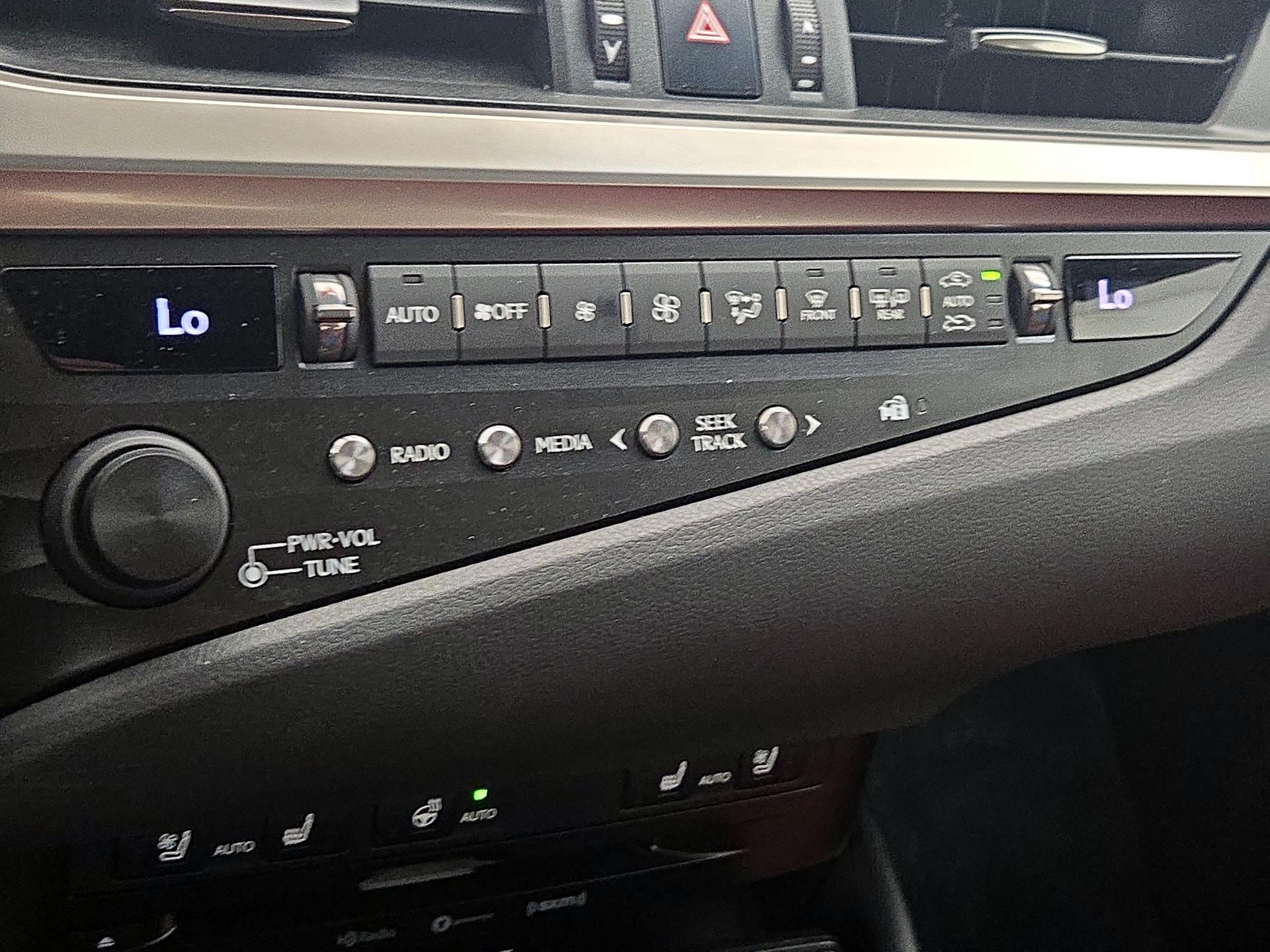 Thumbnail: 2019 Lexus ES - 16
