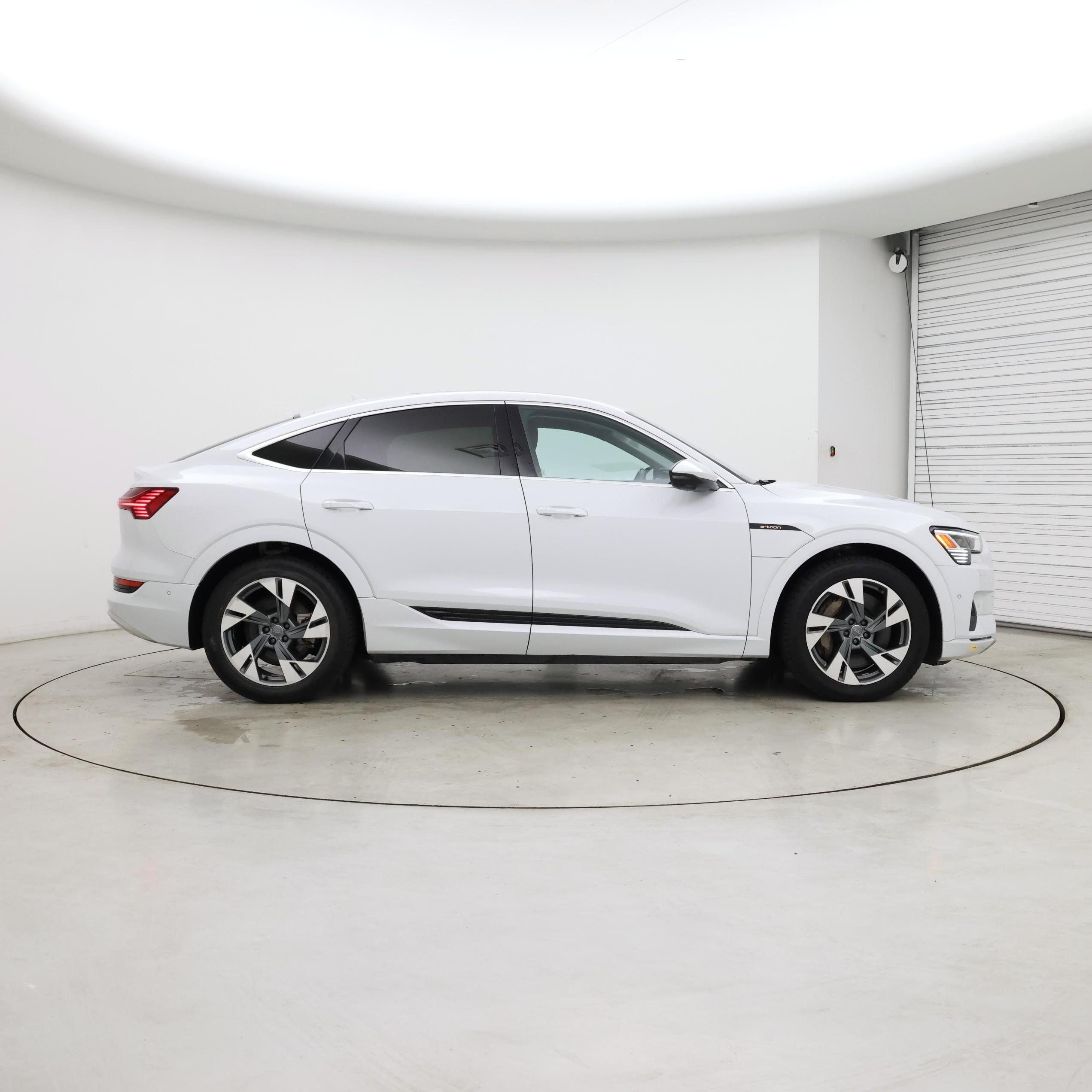 Thumbnail: 2020 Audi e-tron S - 7