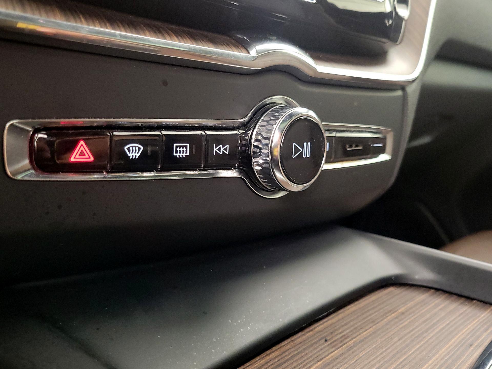 Thumbnail: 2022 Volvo XC60 - 16