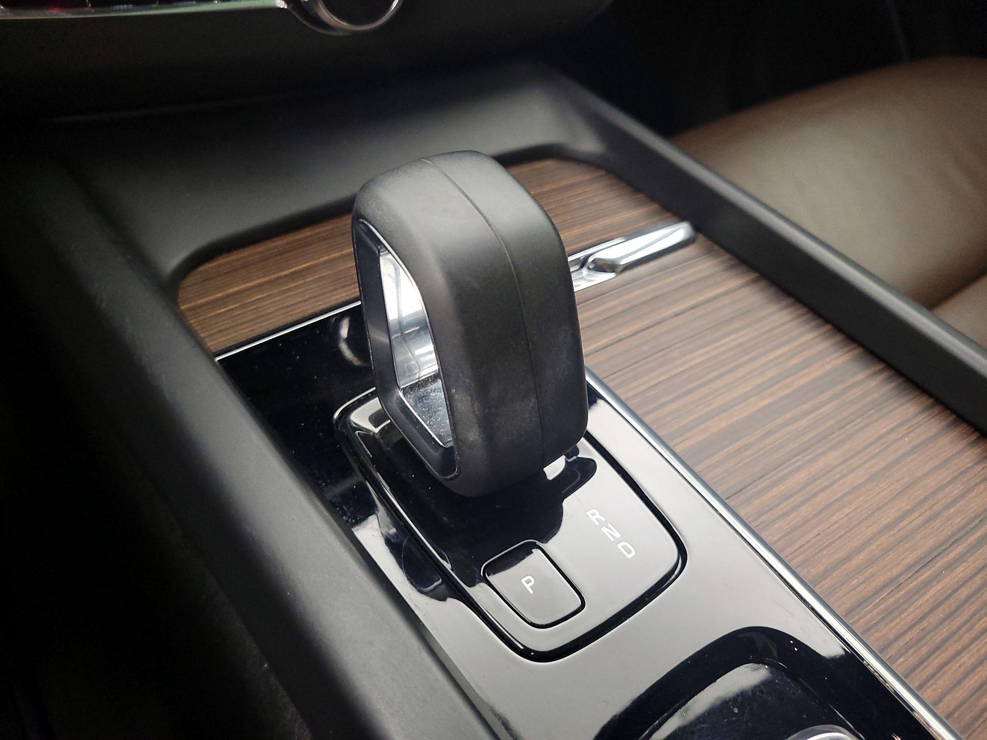 Thumbnail: 2022 Volvo XC60 - 17