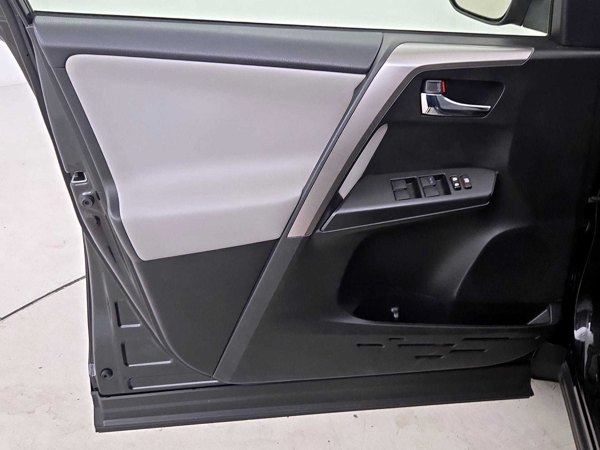 Thumbnail: 2016 Toyota RAV4 - 12