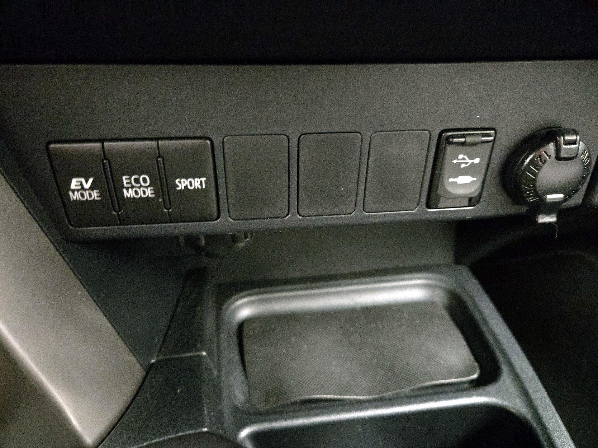 Thumbnail: 2016 Toyota RAV4 - 18