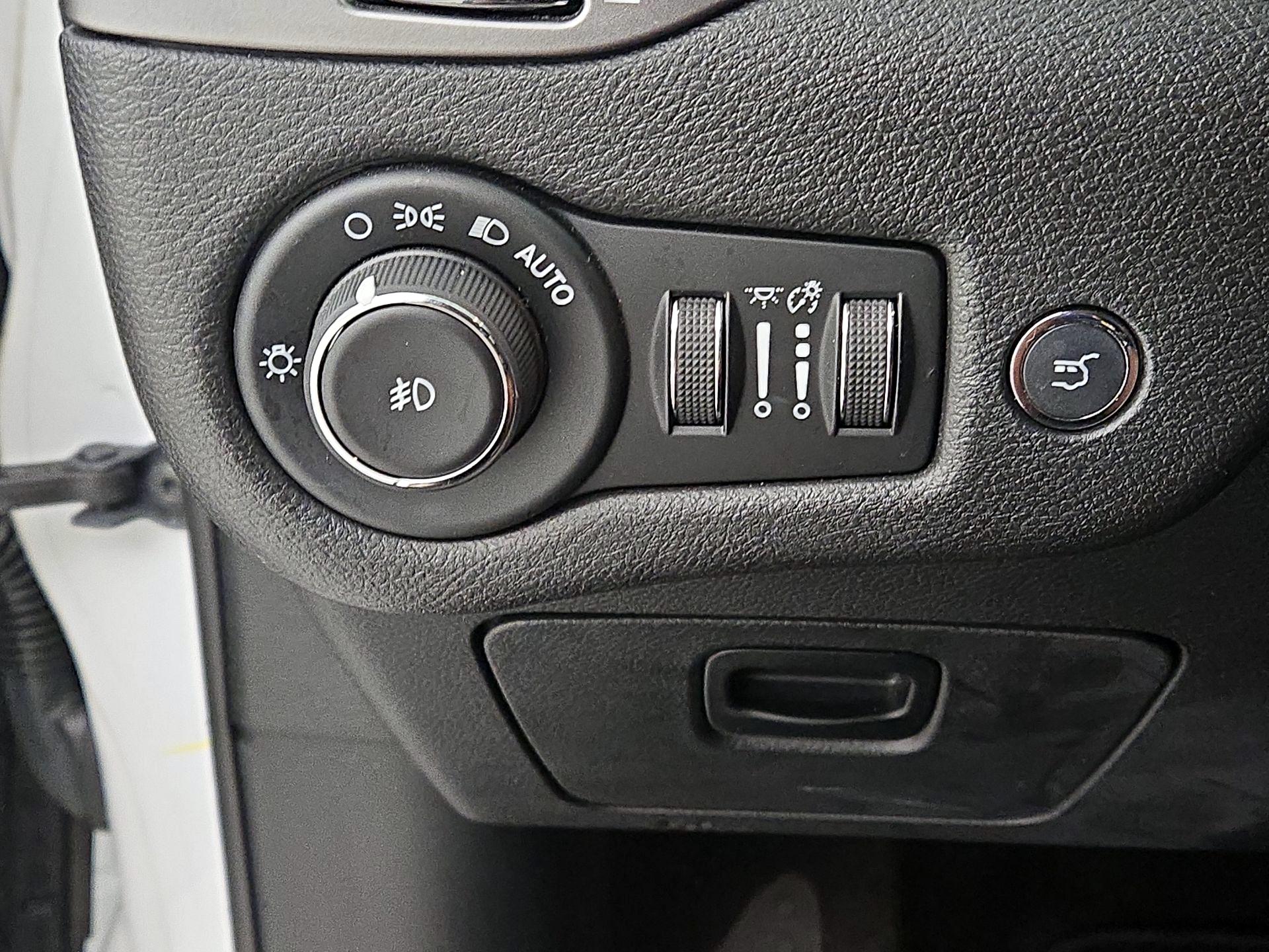 Thumbnail: 2019 Jeep Cherokee - 13