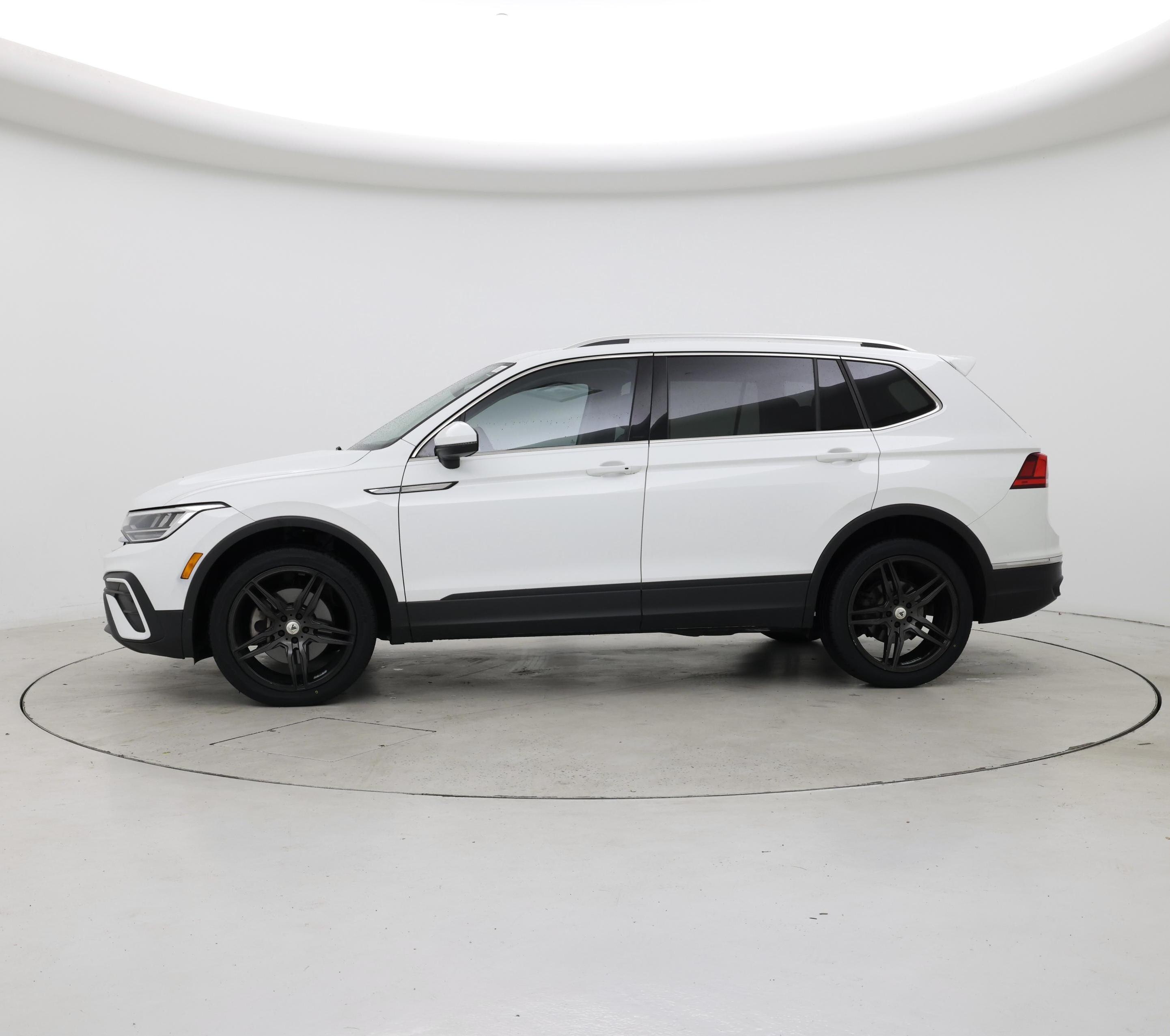 Thumbnail: 2022 Volkswagen Tiguan - 3