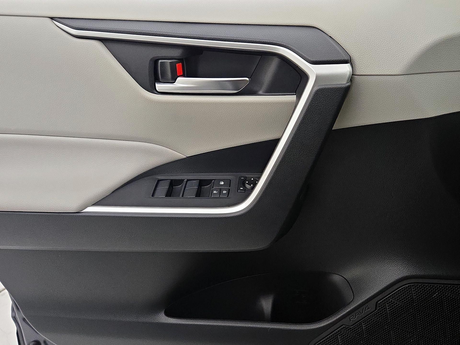 Thumbnail: 2019 Toyota RAV4 - 12