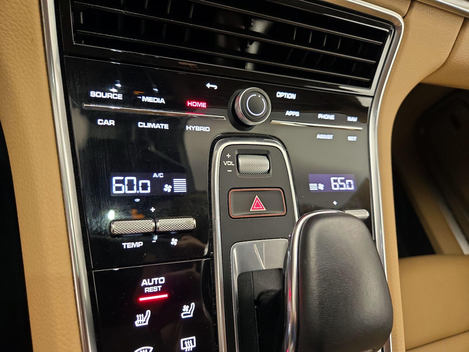 Thumbnail: 2021 Porsche Panamera - 17