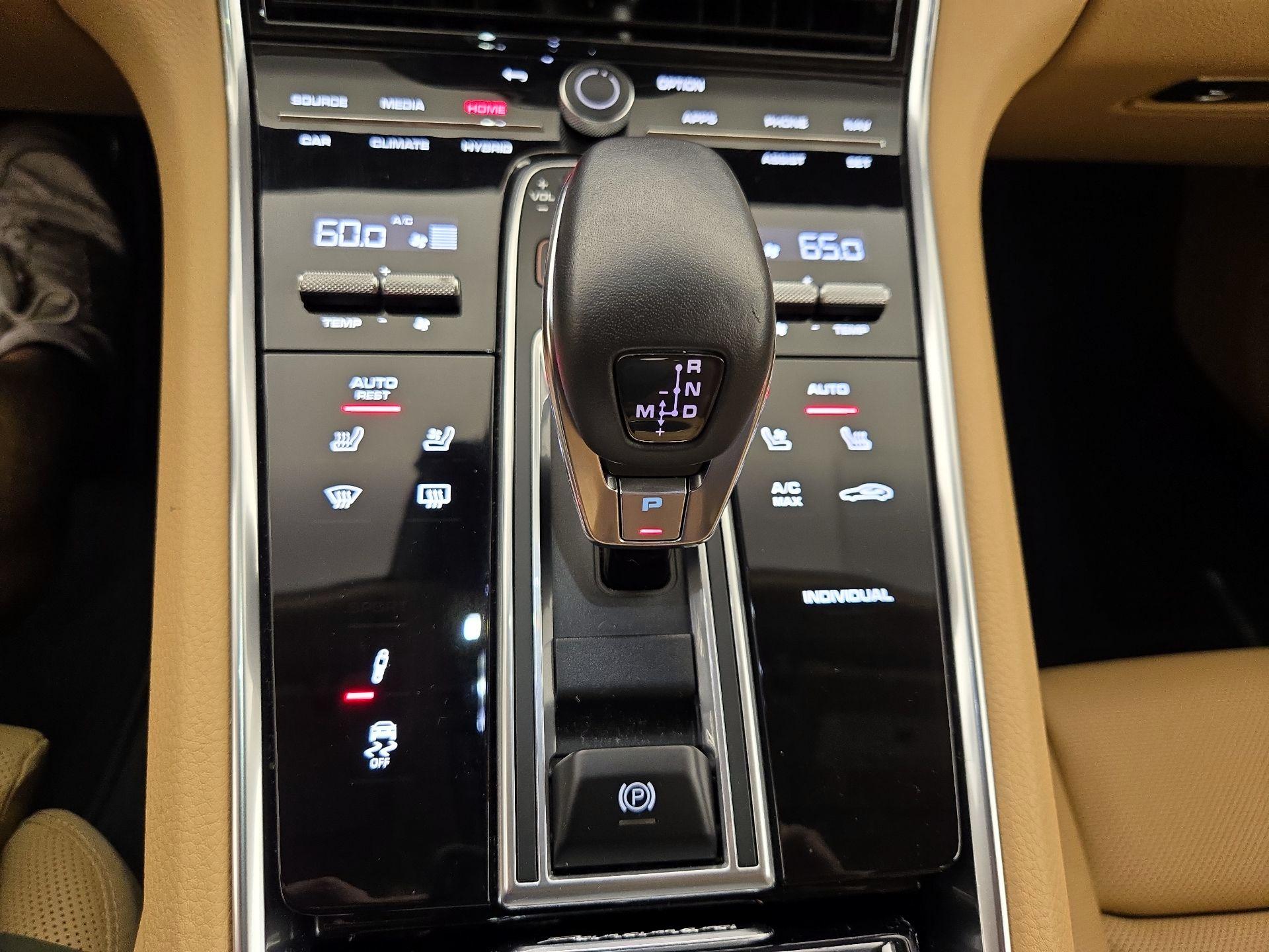 Thumbnail: 2021 Porsche Panamera - 18
