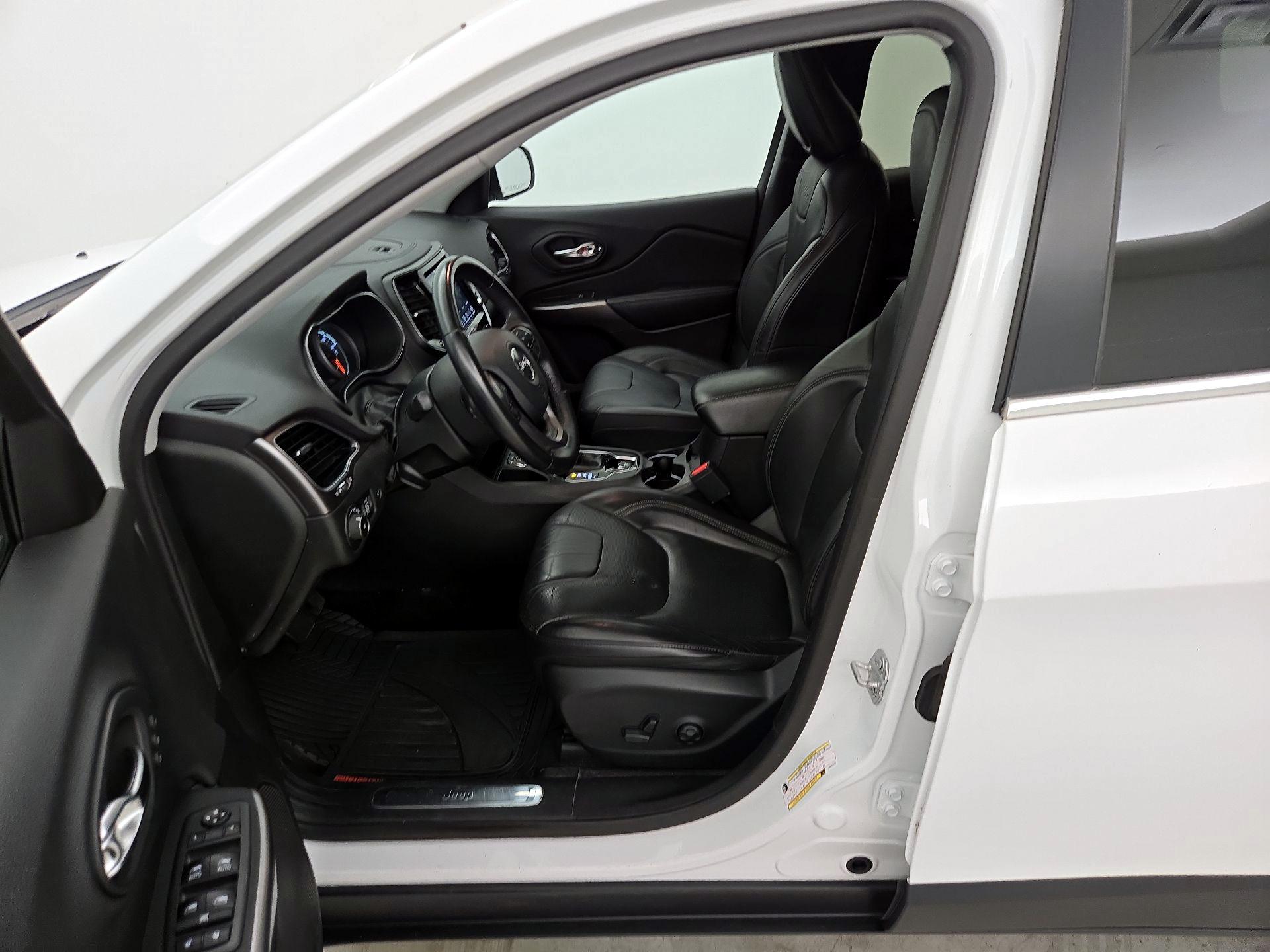 Thumbnail: 2019 Jeep Cherokee - 11