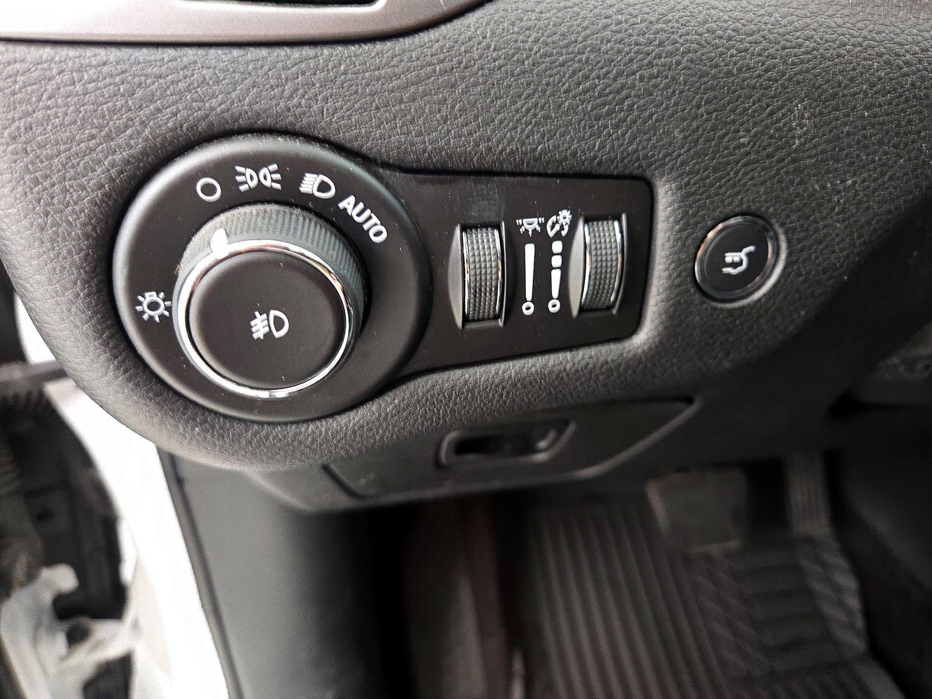 Thumbnail: 2019 Jeep Cherokee - 13
