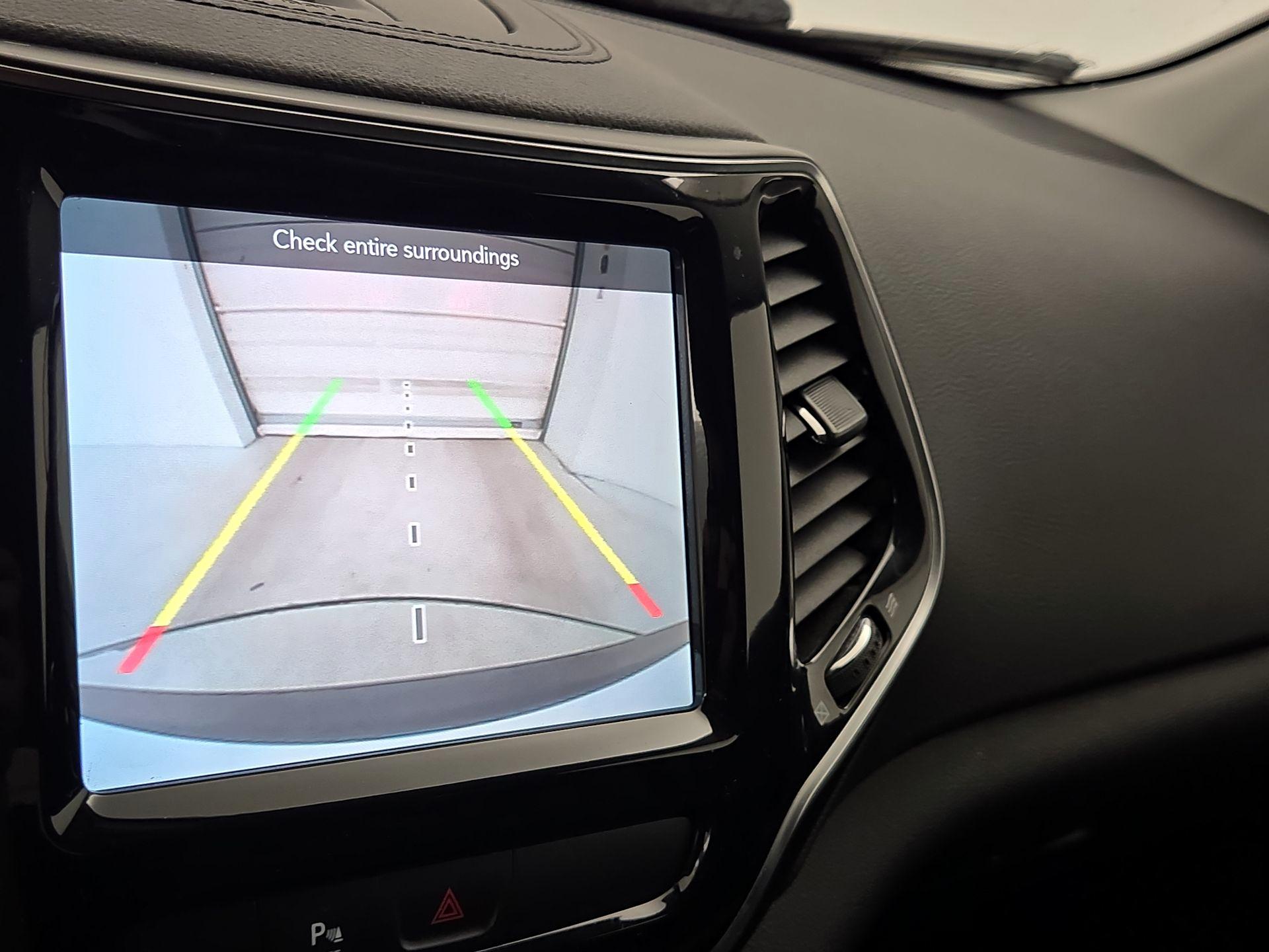 Thumbnail: 2019 Jeep Cherokee - 14