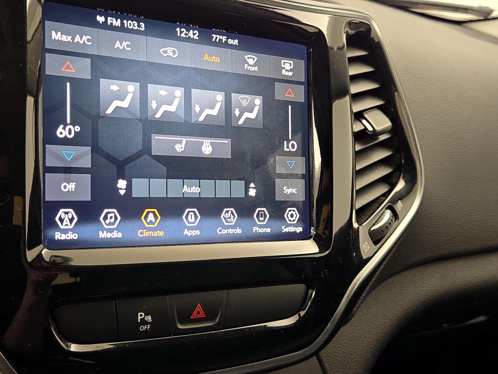 Thumbnail: 2019 Jeep Cherokee - 16