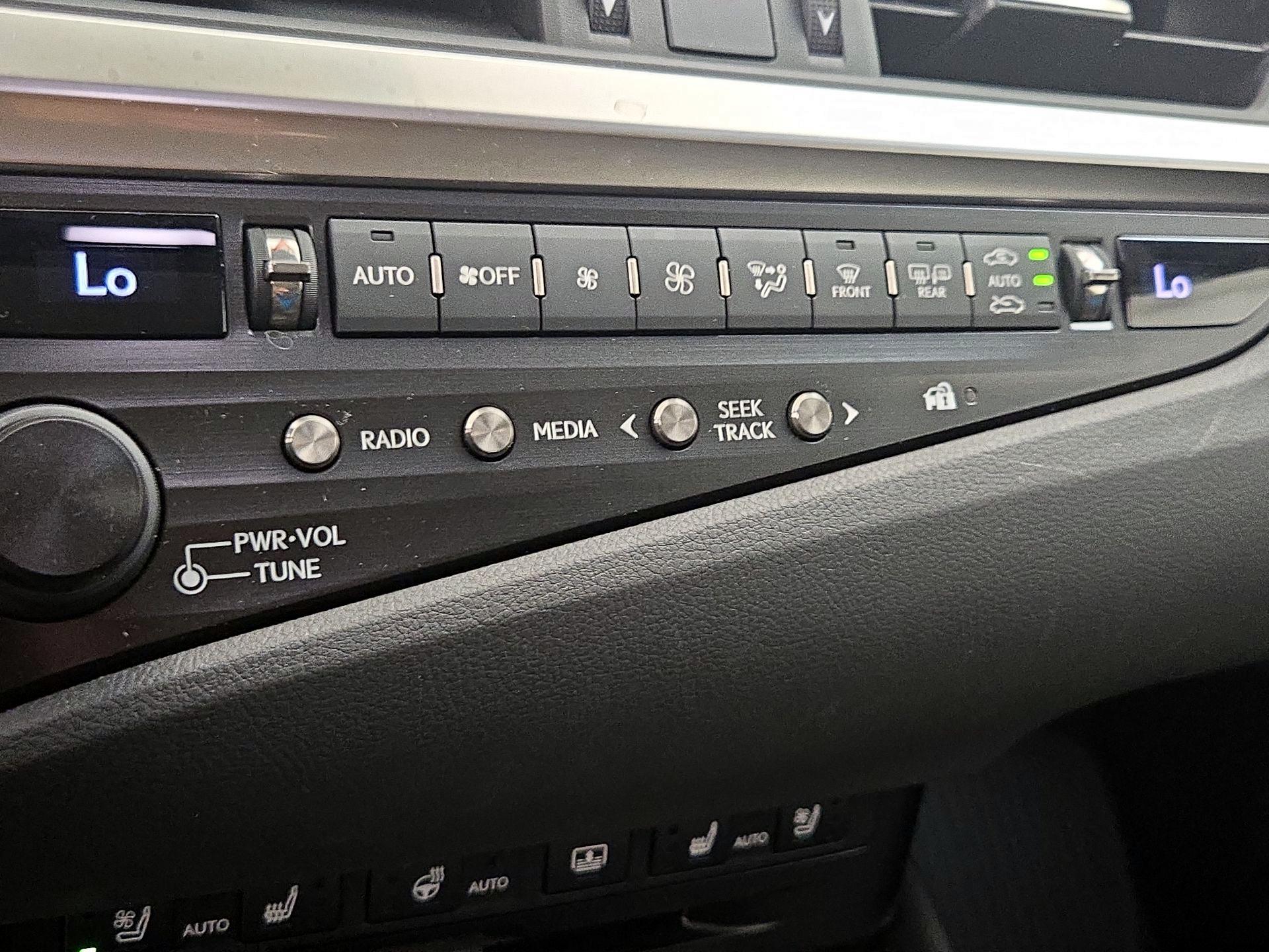 Thumbnail: 2019 Lexus ES - 17