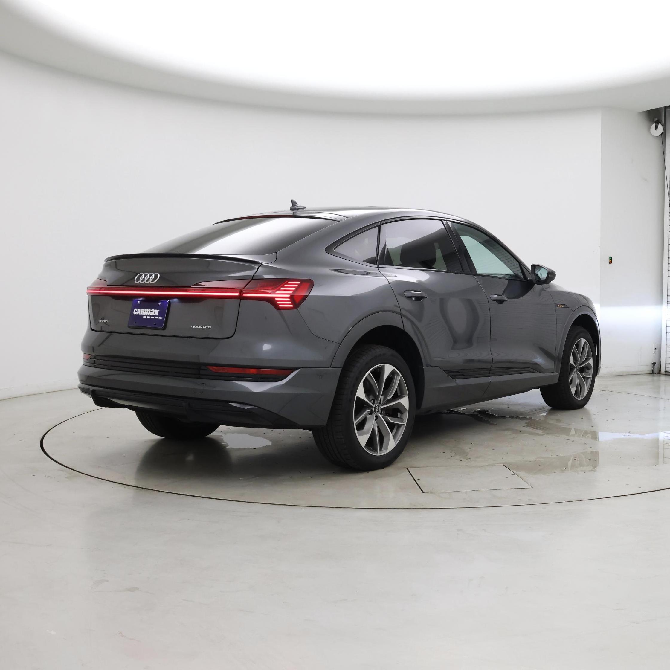 Thumbnail: 2021 Audi e-tron S - 8