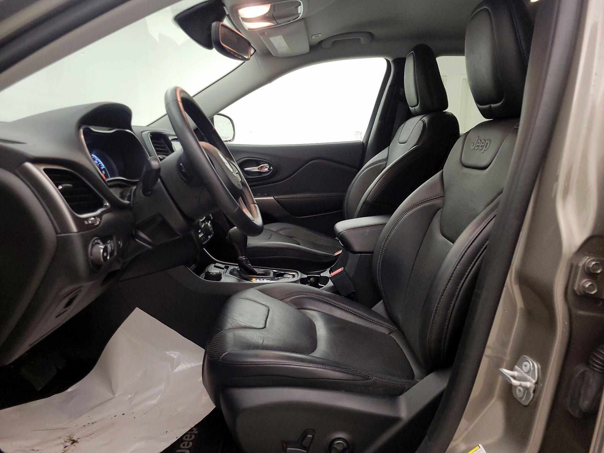 Thumbnail: 2019 Jeep Cherokee - 11