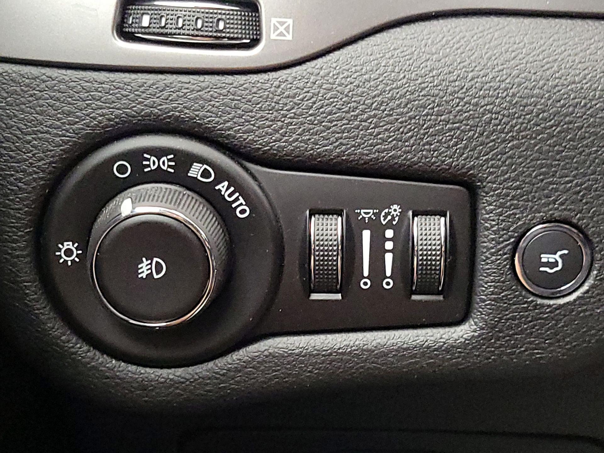 Thumbnail: 2019 Jeep Cherokee - 13