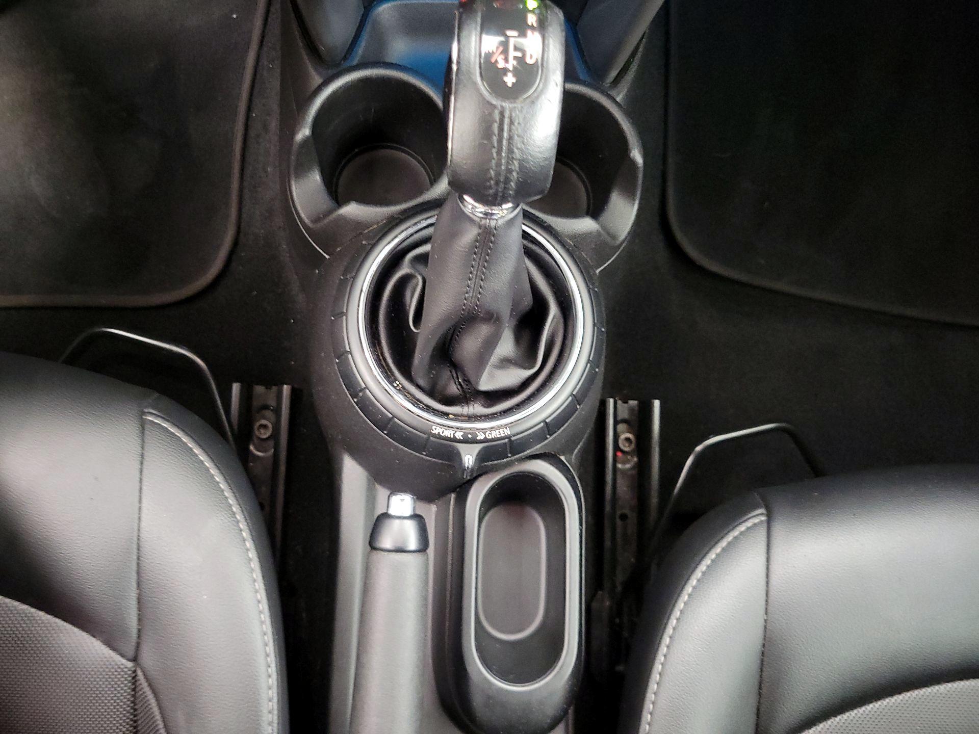 Thumbnail: 2015 MINI Cooper Hardtop - 16