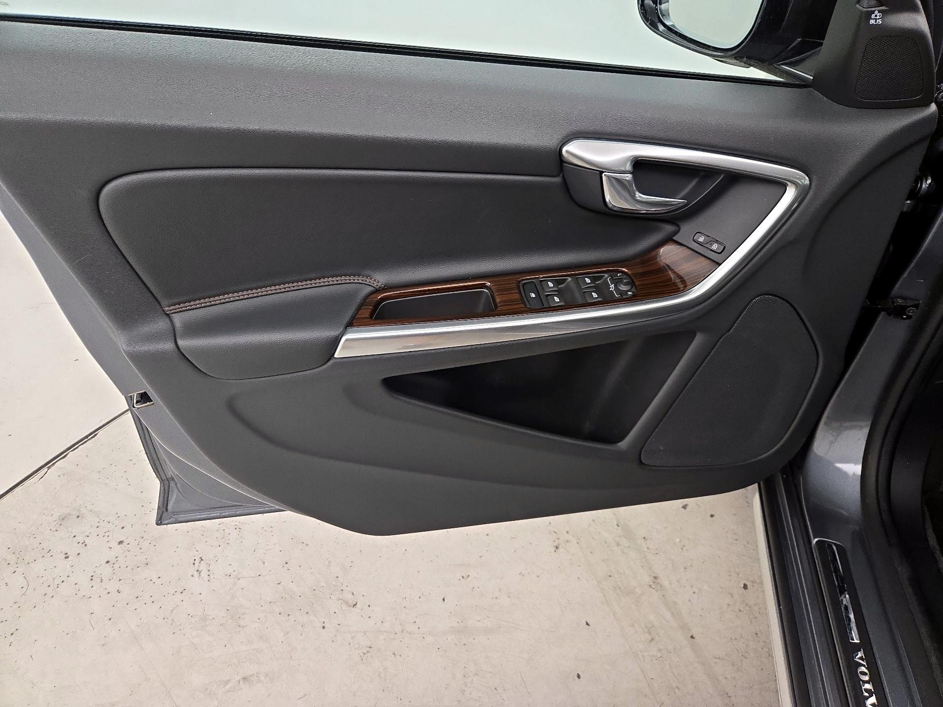 Thumbnail: 2016 Volvo S60 - 12