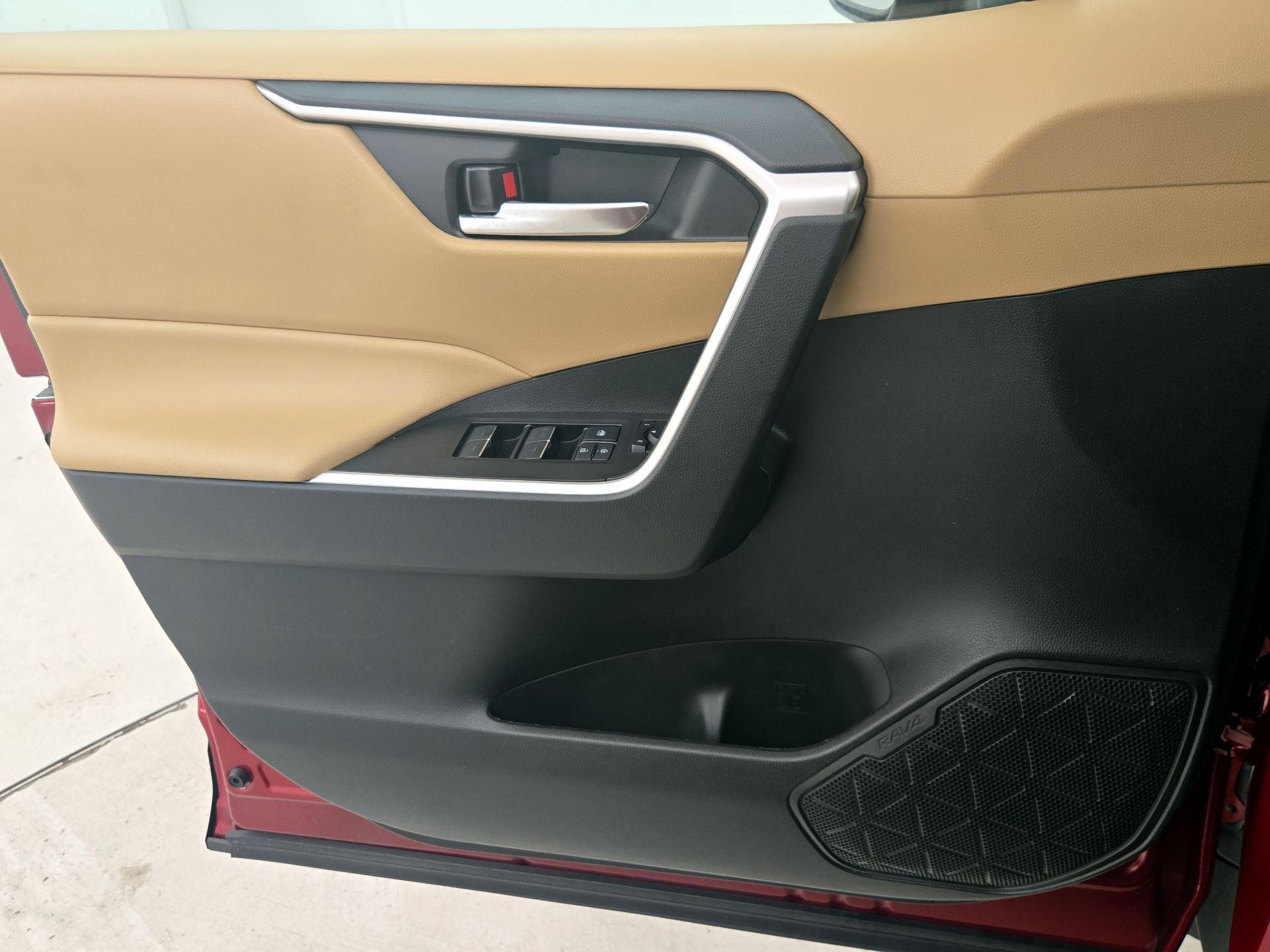 Thumbnail: 2022 Toyota RAV4 - 12