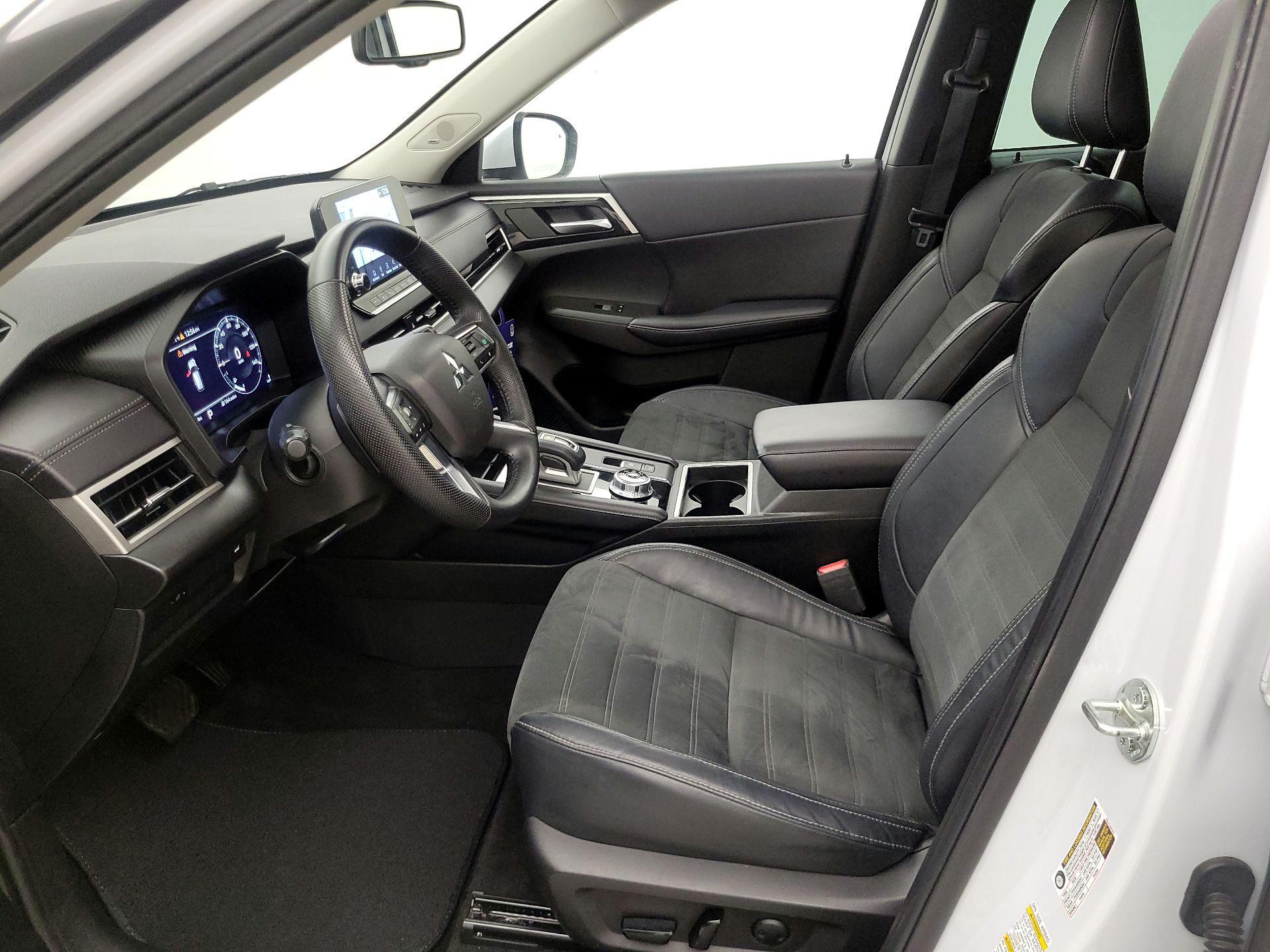 Thumbnail: 2023 Mitsubishi Outlander - 11