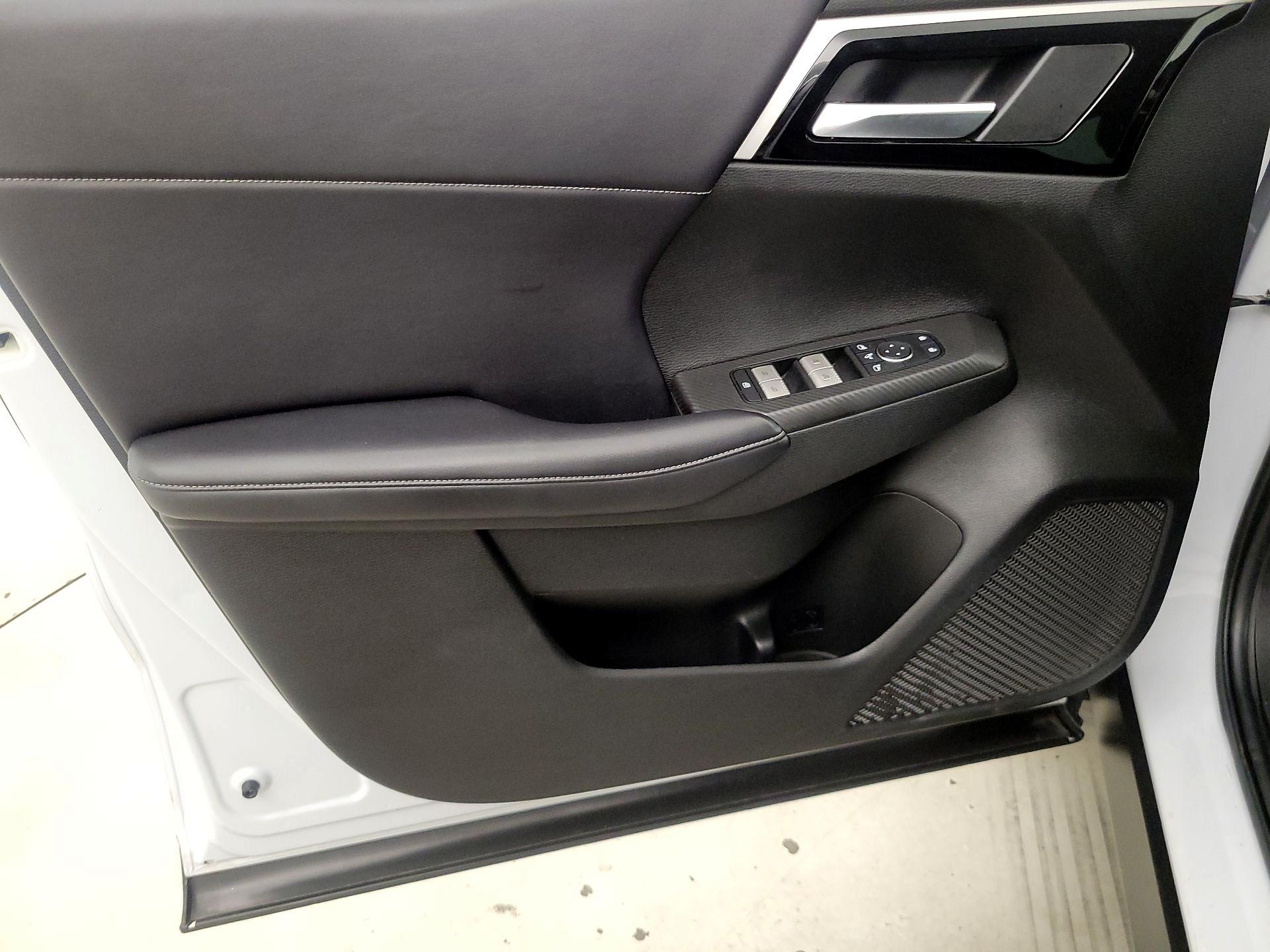 Thumbnail: 2023 Mitsubishi Outlander - 12