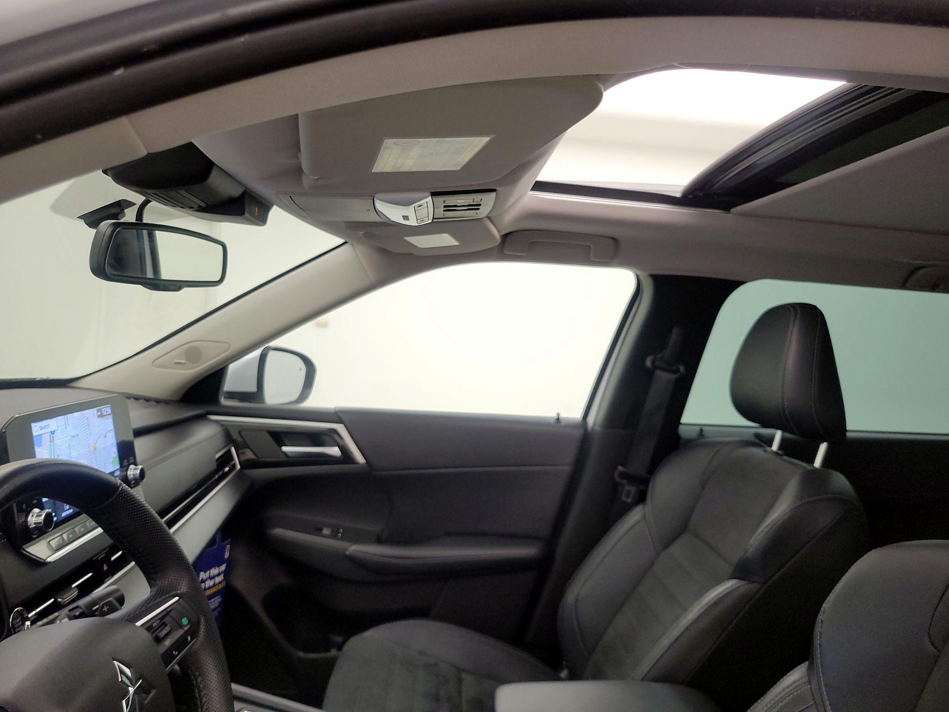 Thumbnail: 2023 Mitsubishi Outlander - 20