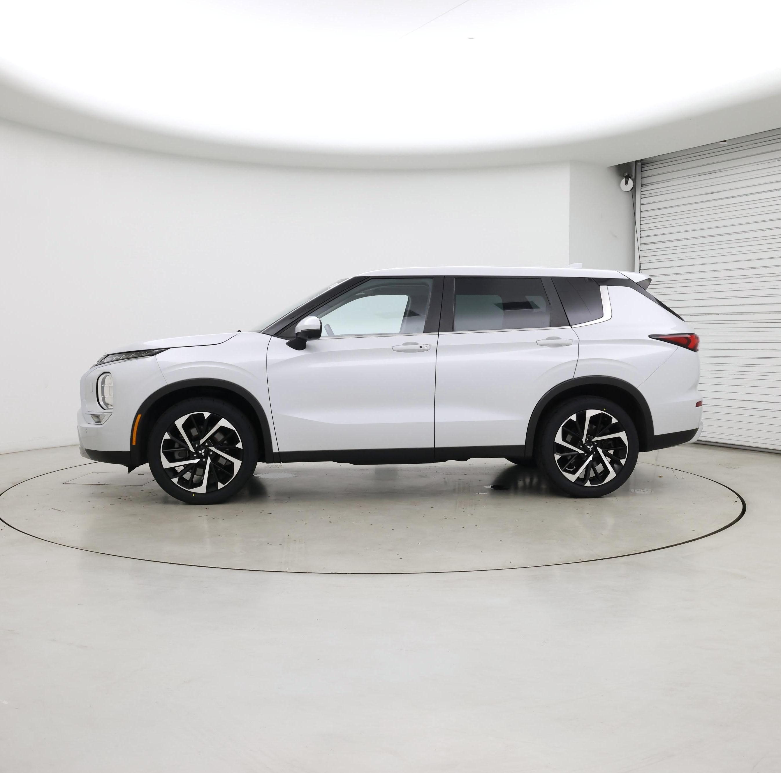 Thumbnail: 2023 Mitsubishi Outlander - 3