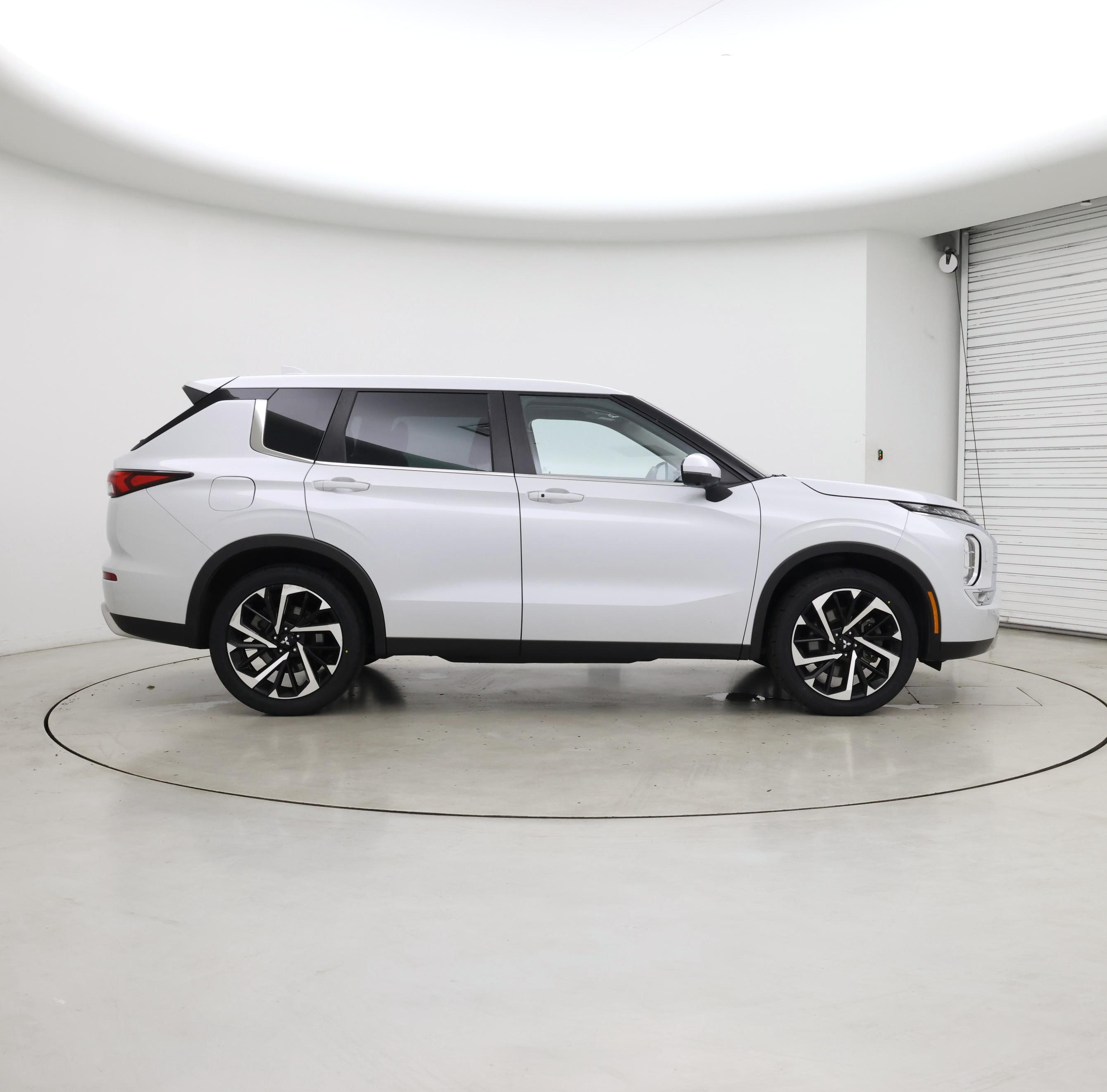 Thumbnail: 2023 Mitsubishi Outlander - 7