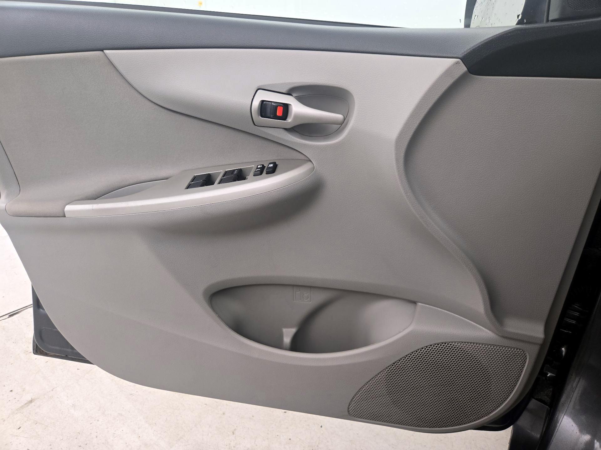Thumbnail: 2013 Toyota Corolla - 12