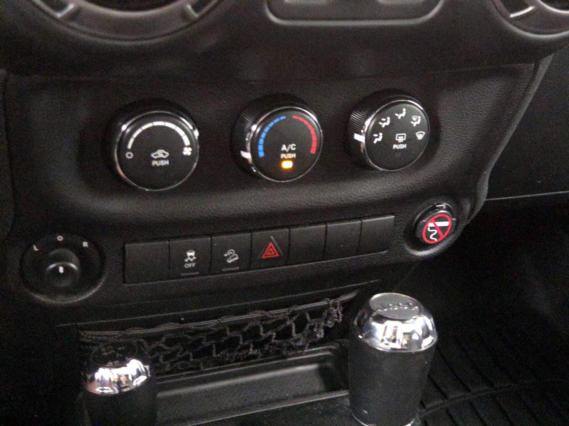 Thumbnail: 2016 Jeep Wrangler - 14
