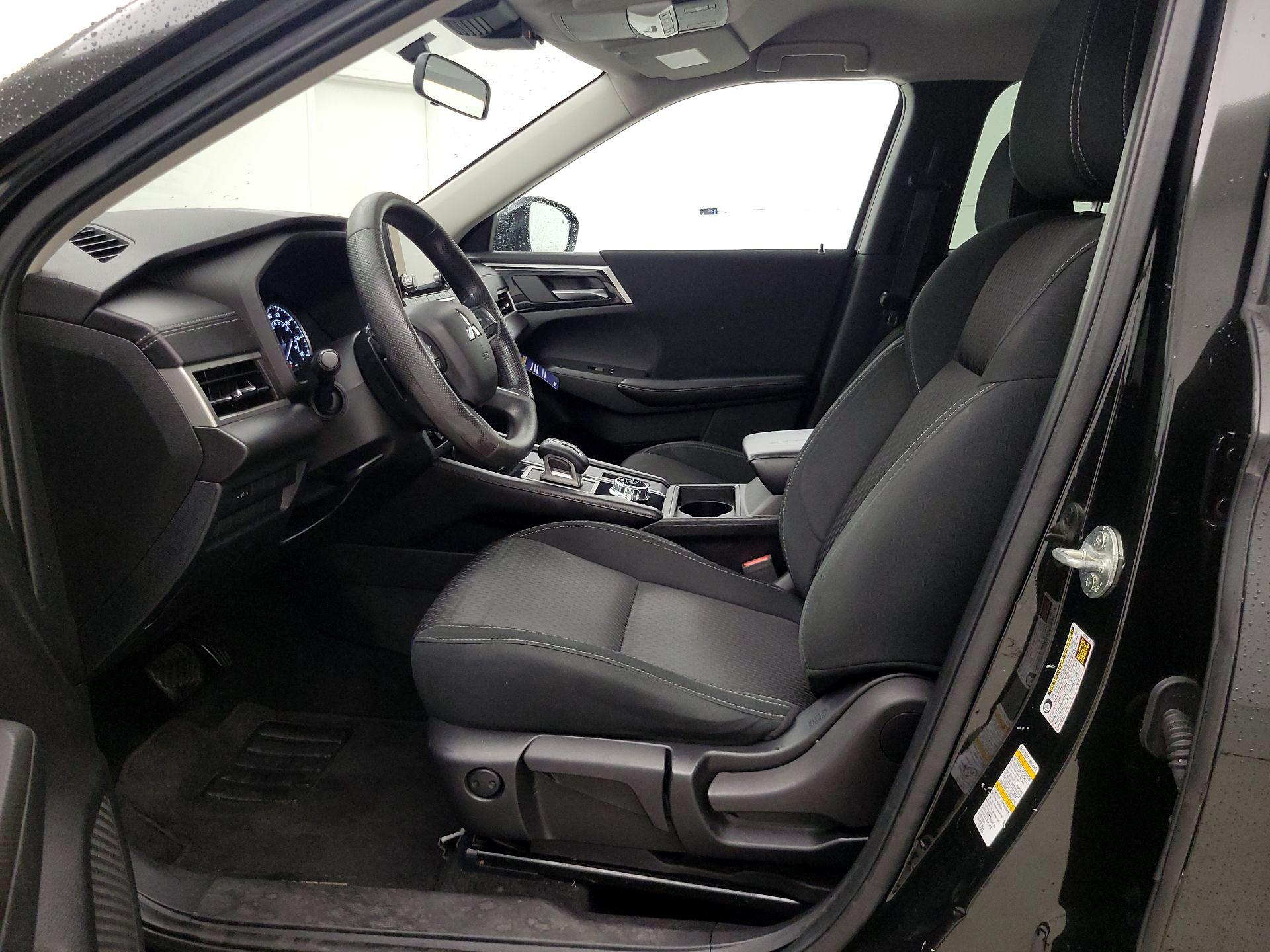 Thumbnail: 2022 Mitsubishi Outlander - 11