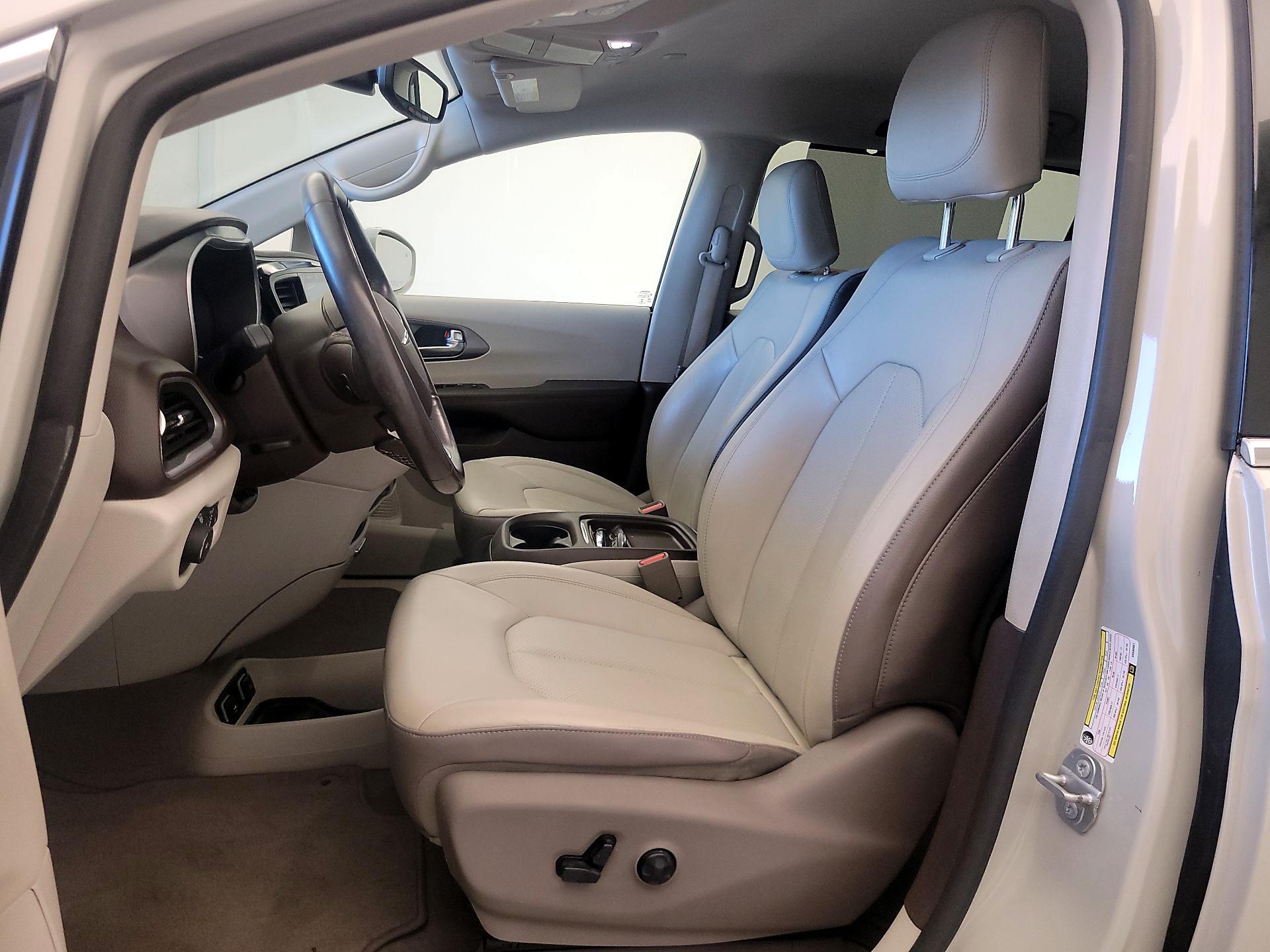 Thumbnail: 2019 Chrysler Pacifica - 11