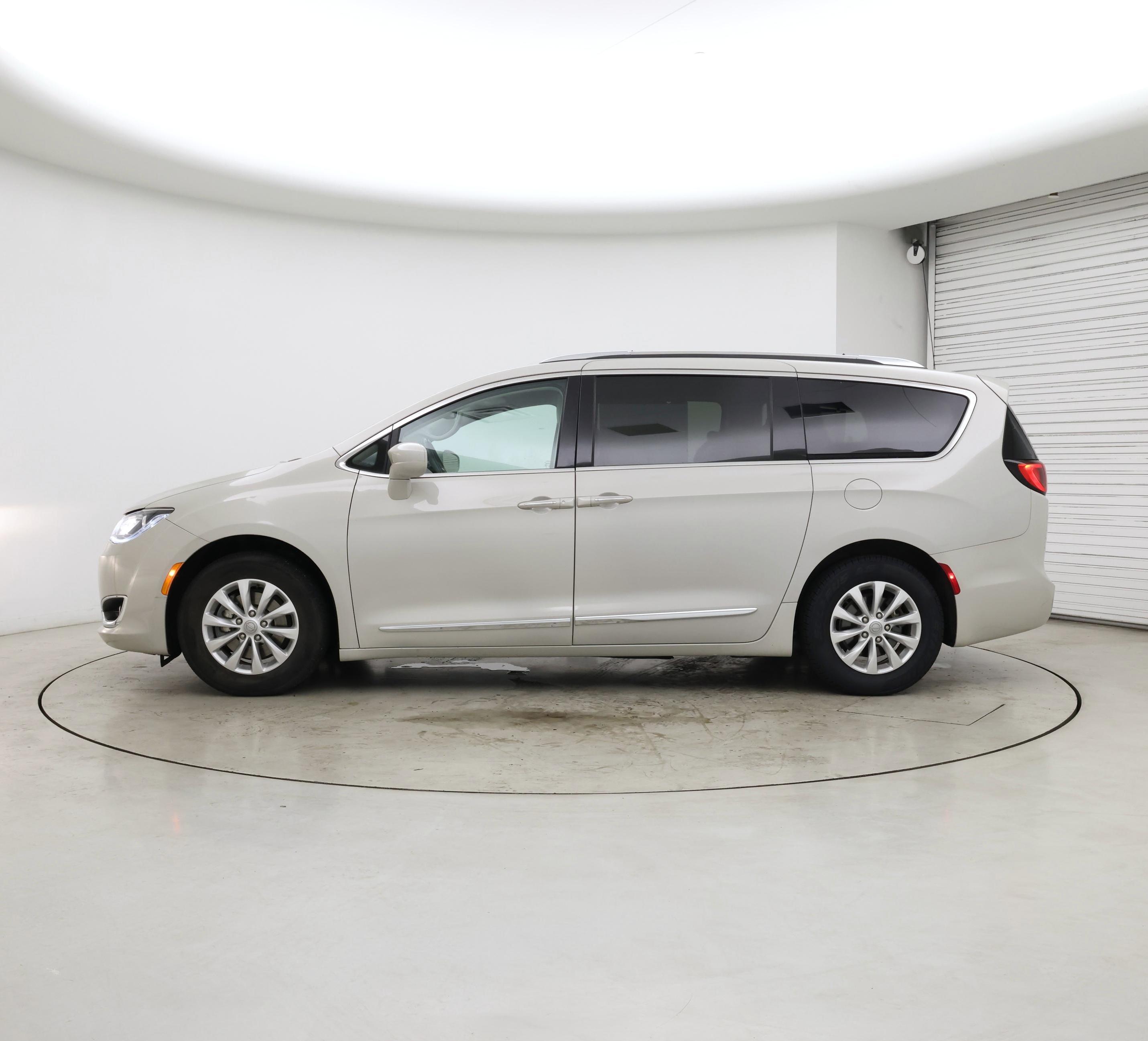 Thumbnail: 2019 Chrysler Pacifica - 3