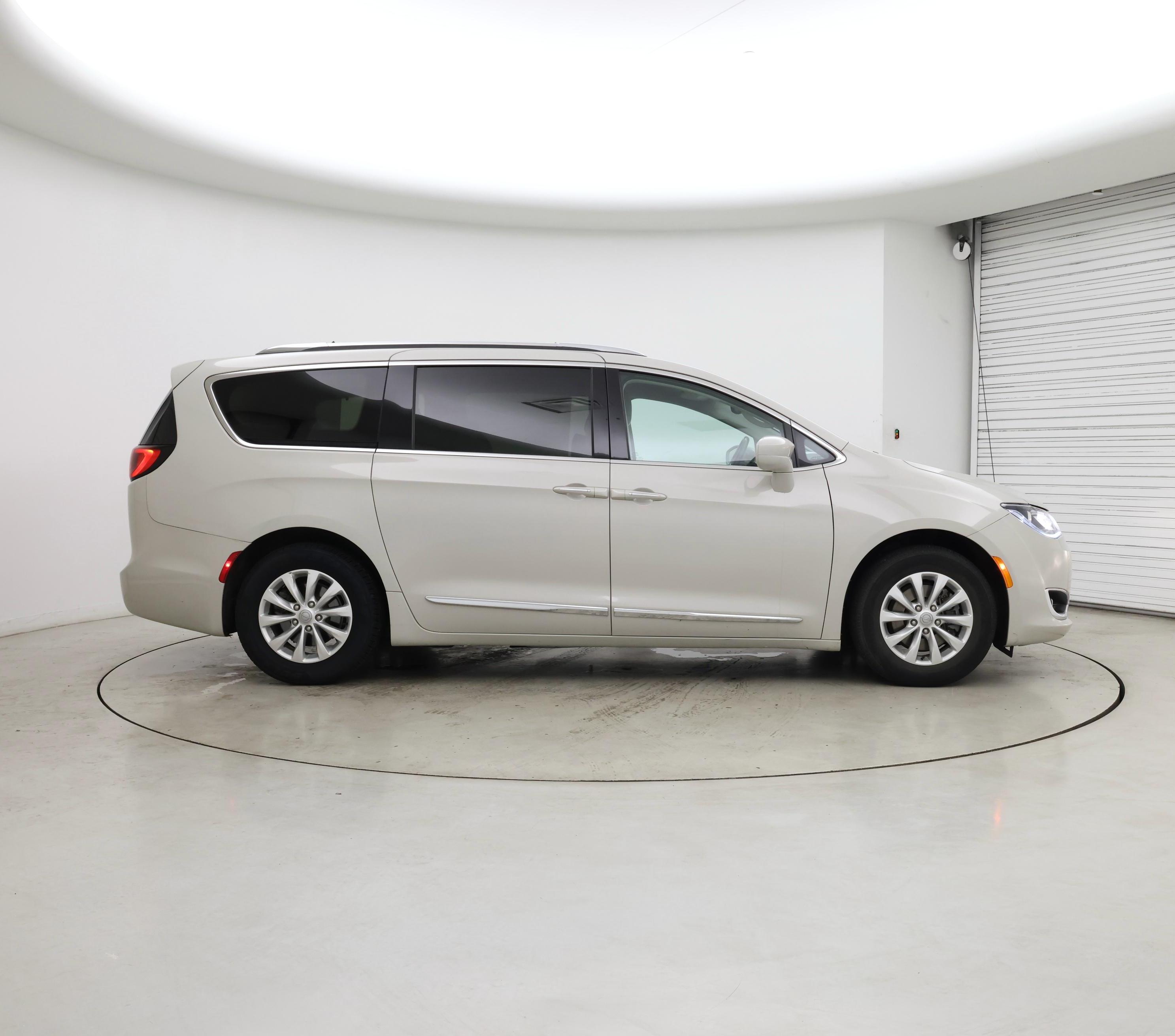 Thumbnail: 2019 Chrysler Pacifica - 7