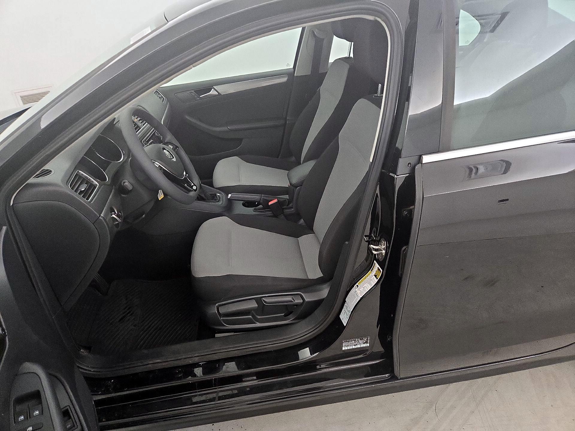 Thumbnail: 2017 Volkswagen Jetta - 11