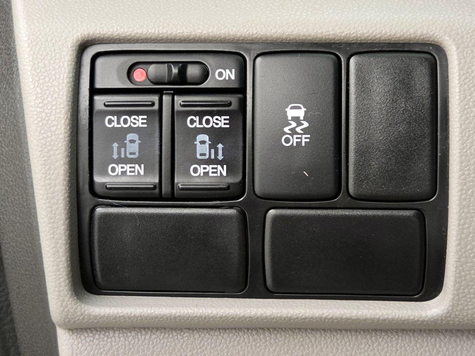 Thumbnail: 2016 Honda Odyssey - 13