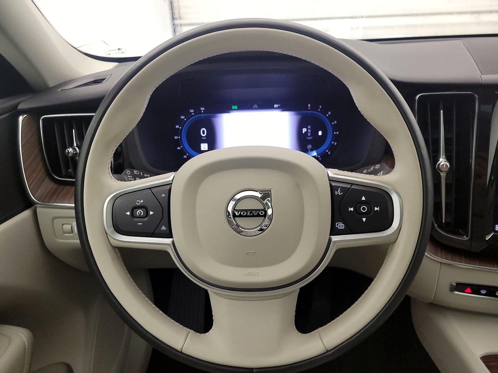 Thumbnail: 2022 Volvo XC60 - 10