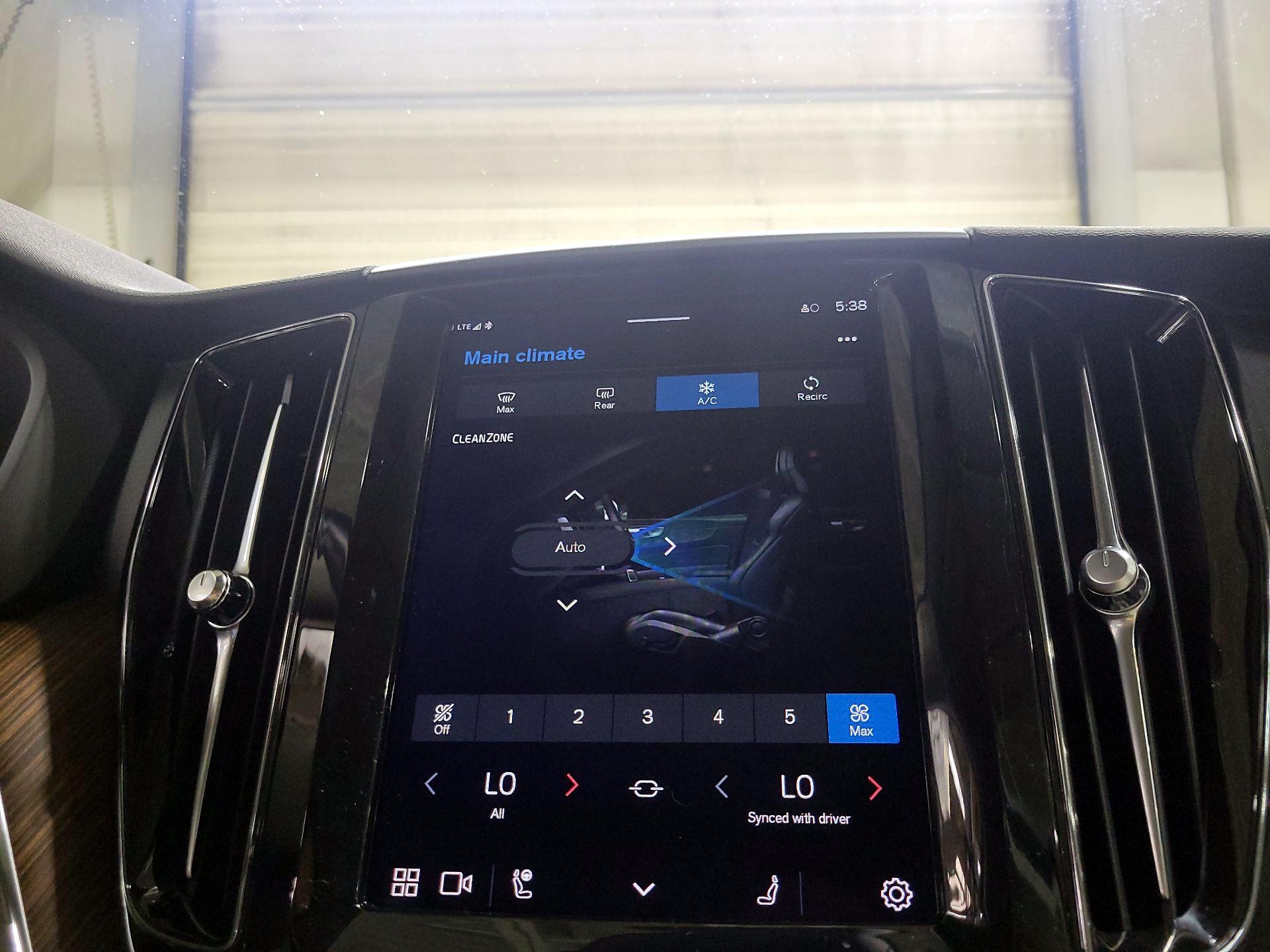 Thumbnail: 2022 Volvo XC60 - 16