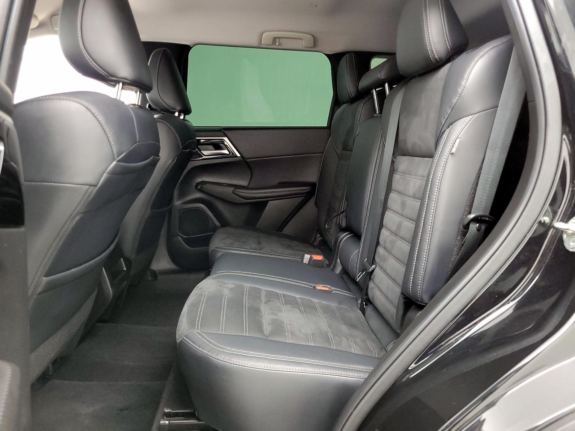 Thumbnail: 2023 Mitsubishi Outlander - 20