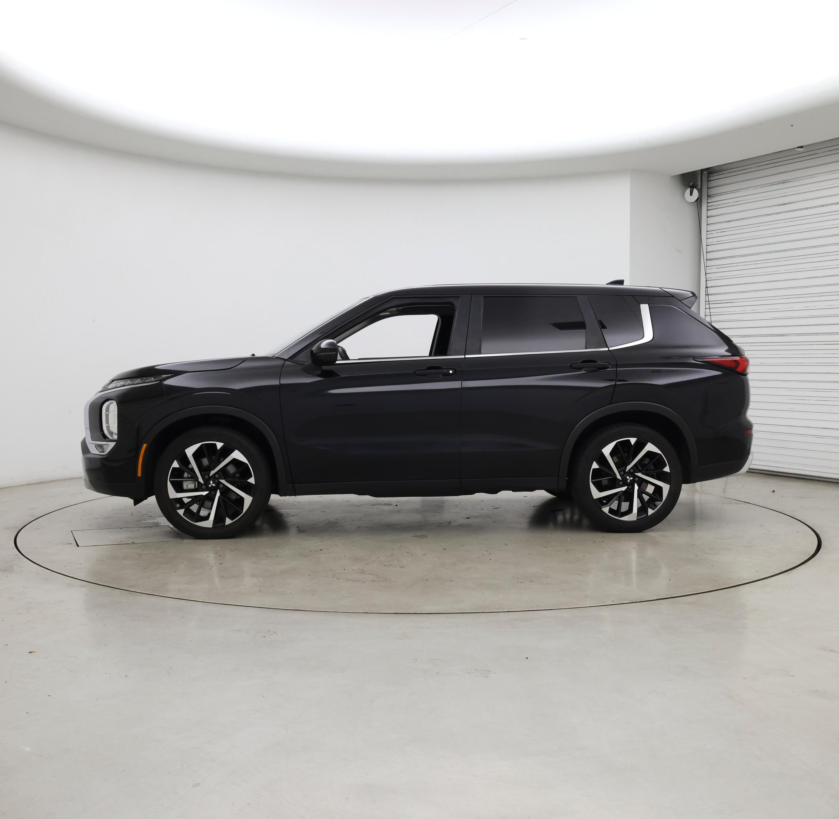 Thumbnail: 2023 Mitsubishi Outlander - 3