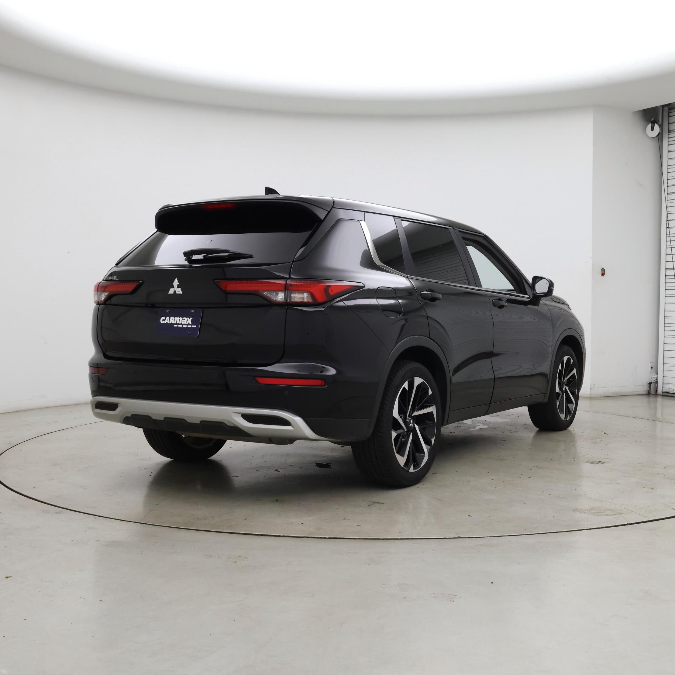 Thumbnail: 2023 Mitsubishi Outlander - 8