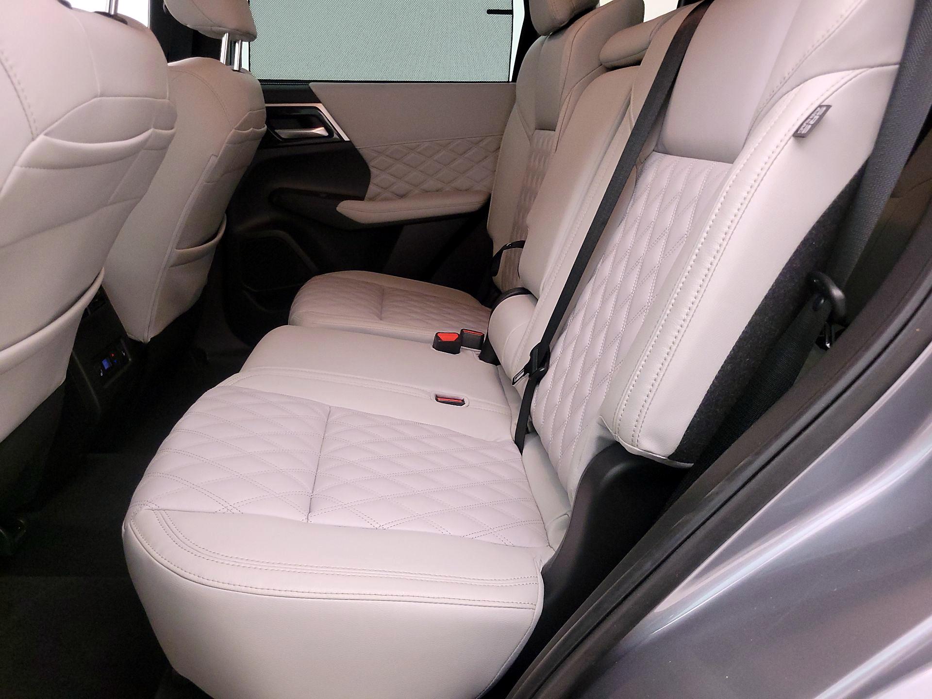 Thumbnail: 2023 Mitsubishi Outlander - 20
